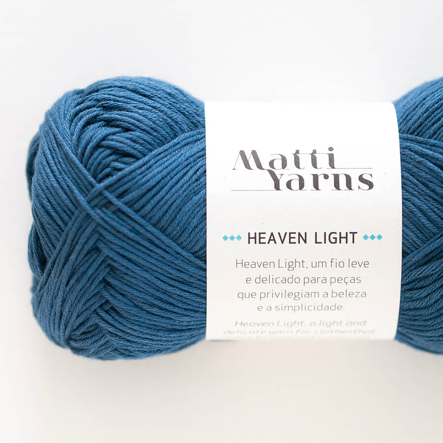 Novelo de fio de lã azul com etiqueta Matti Yarns Heaven Light