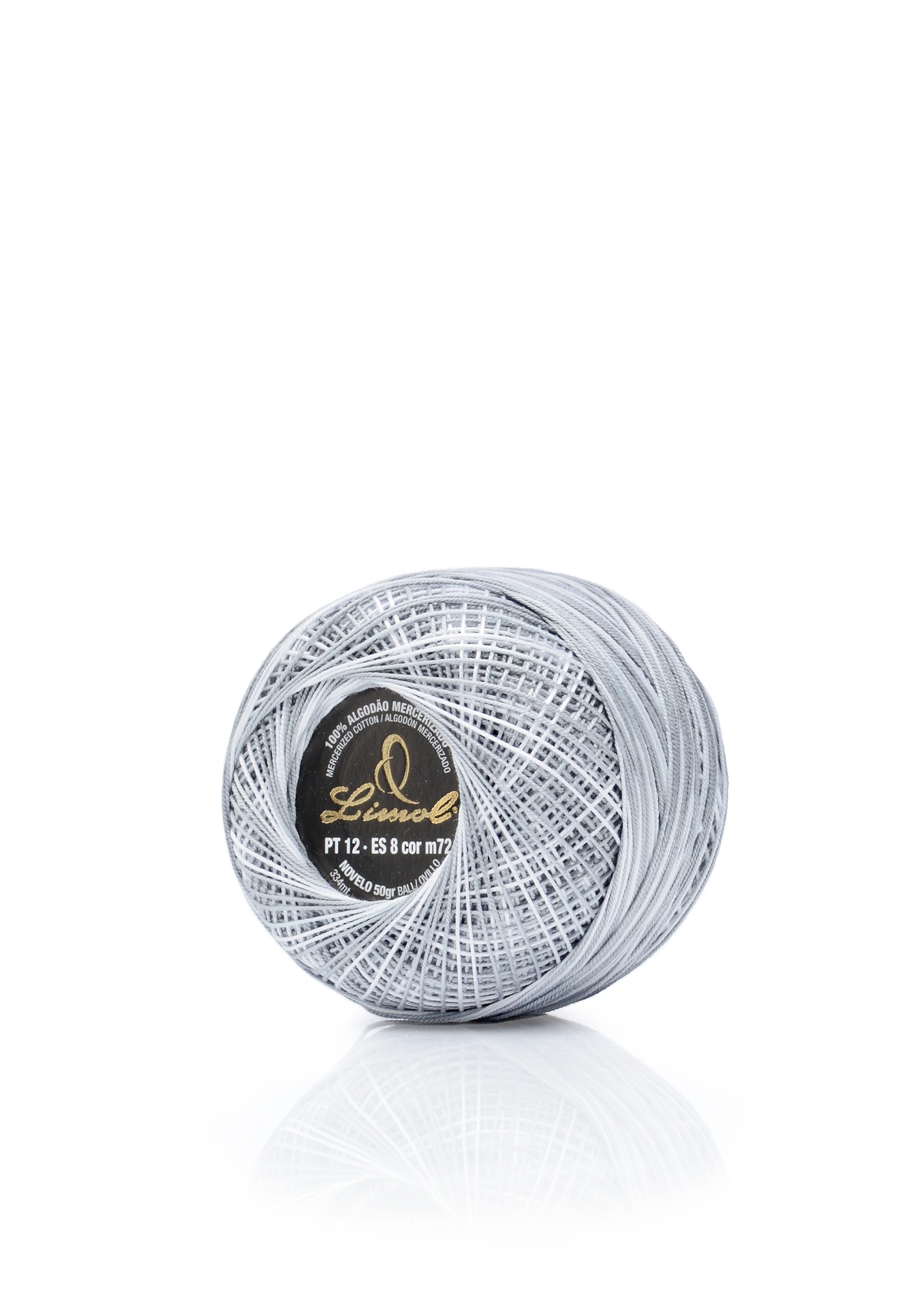 Rolo de linha de algodão cinzento claro com etiqueta preta