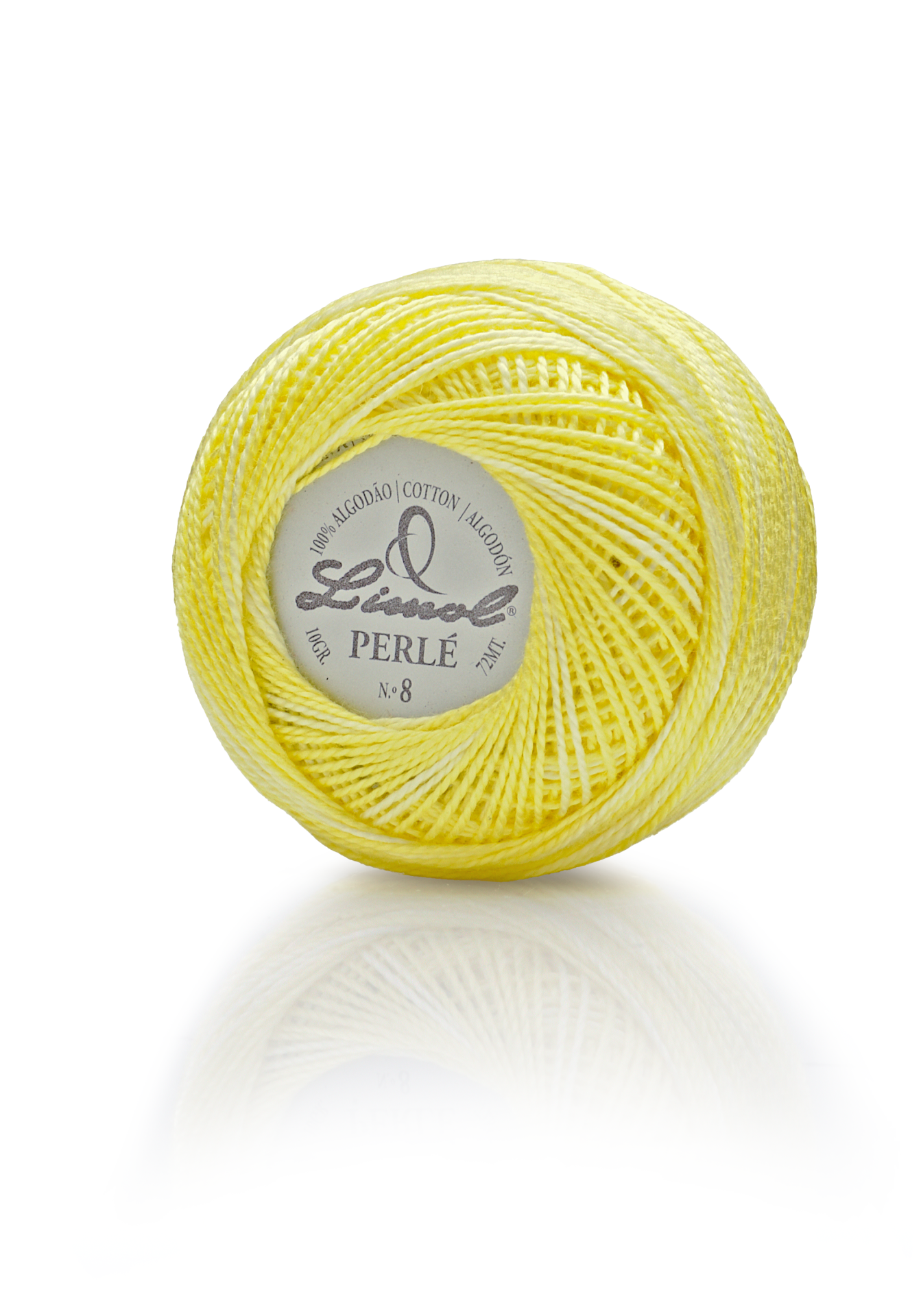 Bobine de linha de algodão amarelo claro com etiqueta central na superfície branca