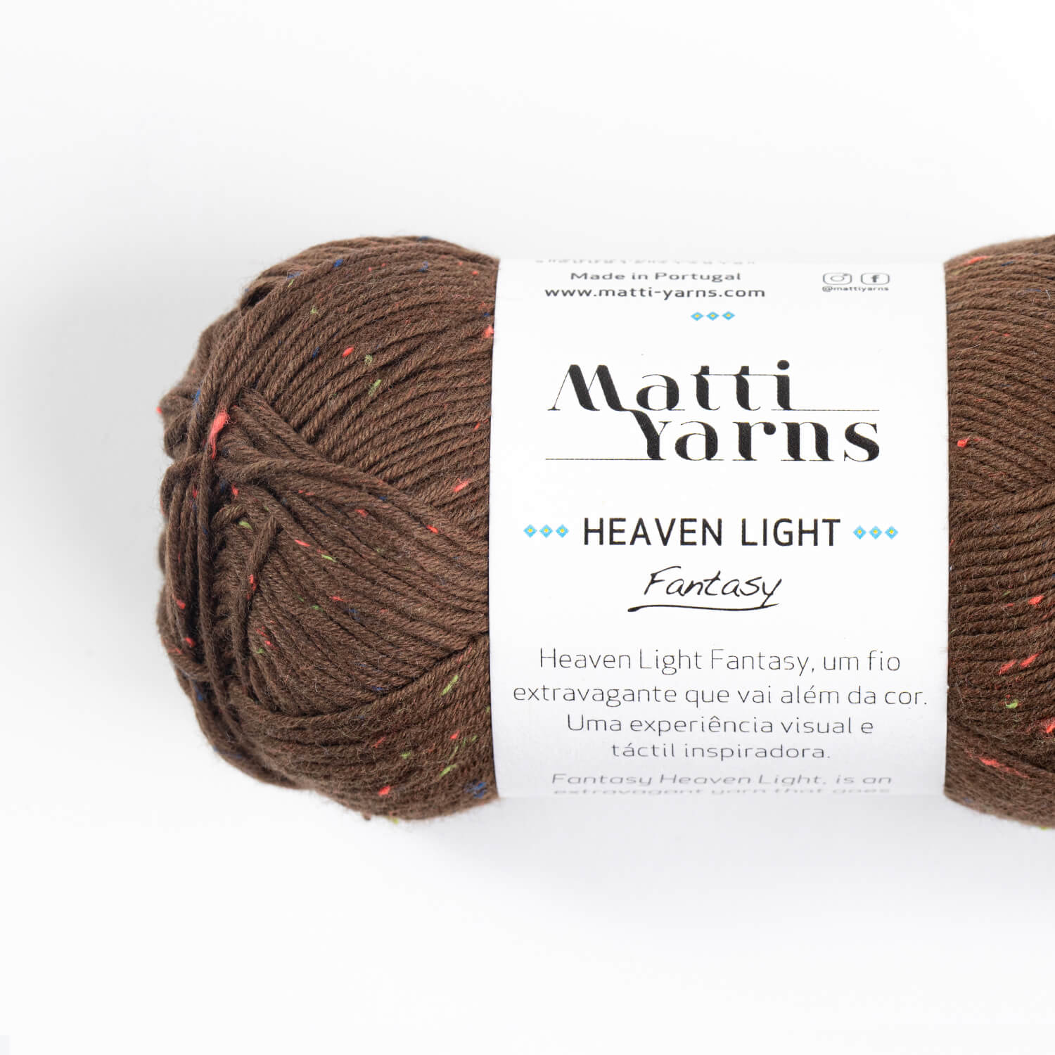 Novelo de lã castanha com pontos coloridos e etiqueta branca com texto.