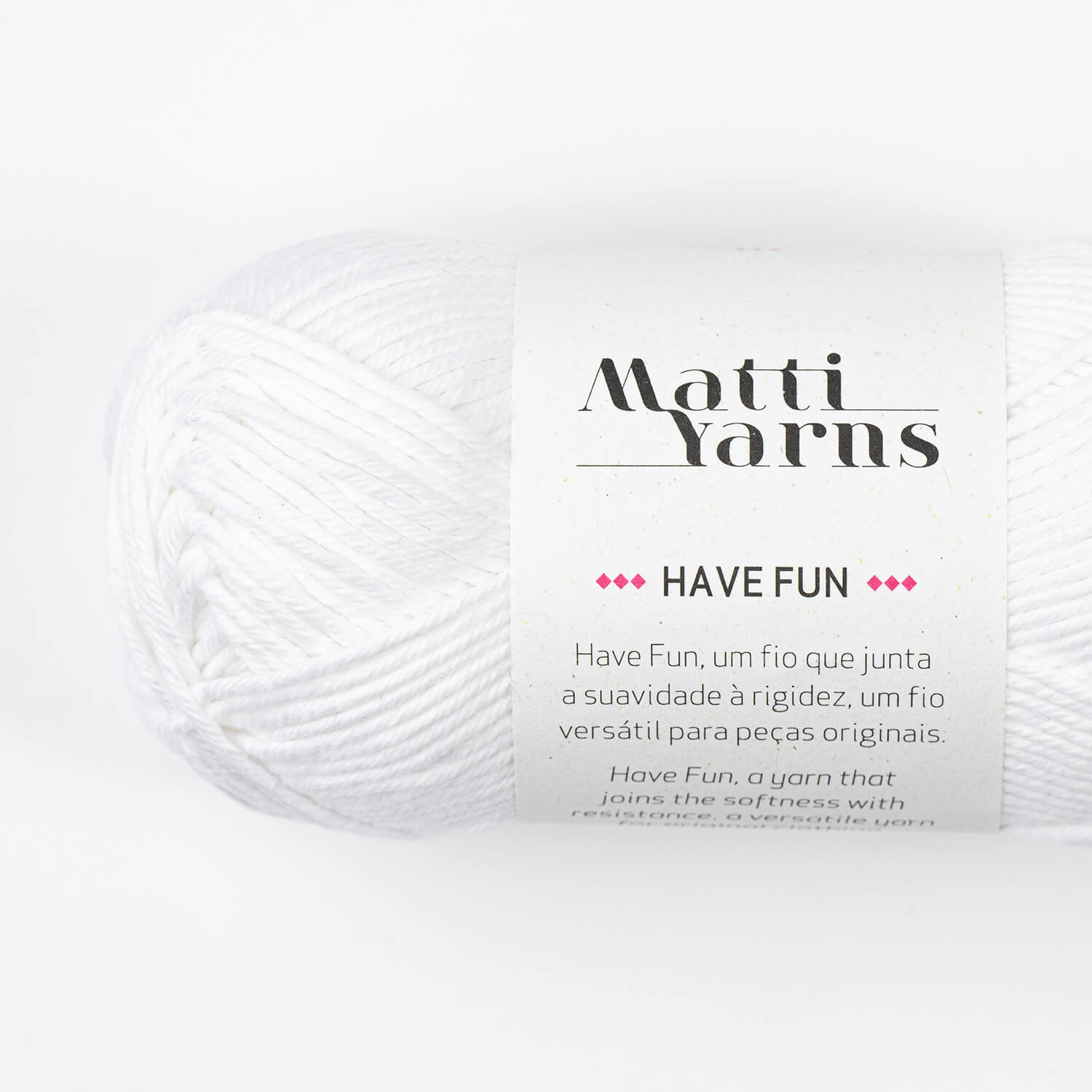 Novelo branco de fio Matti Yarns com etiqueta 'HAVE FUN'