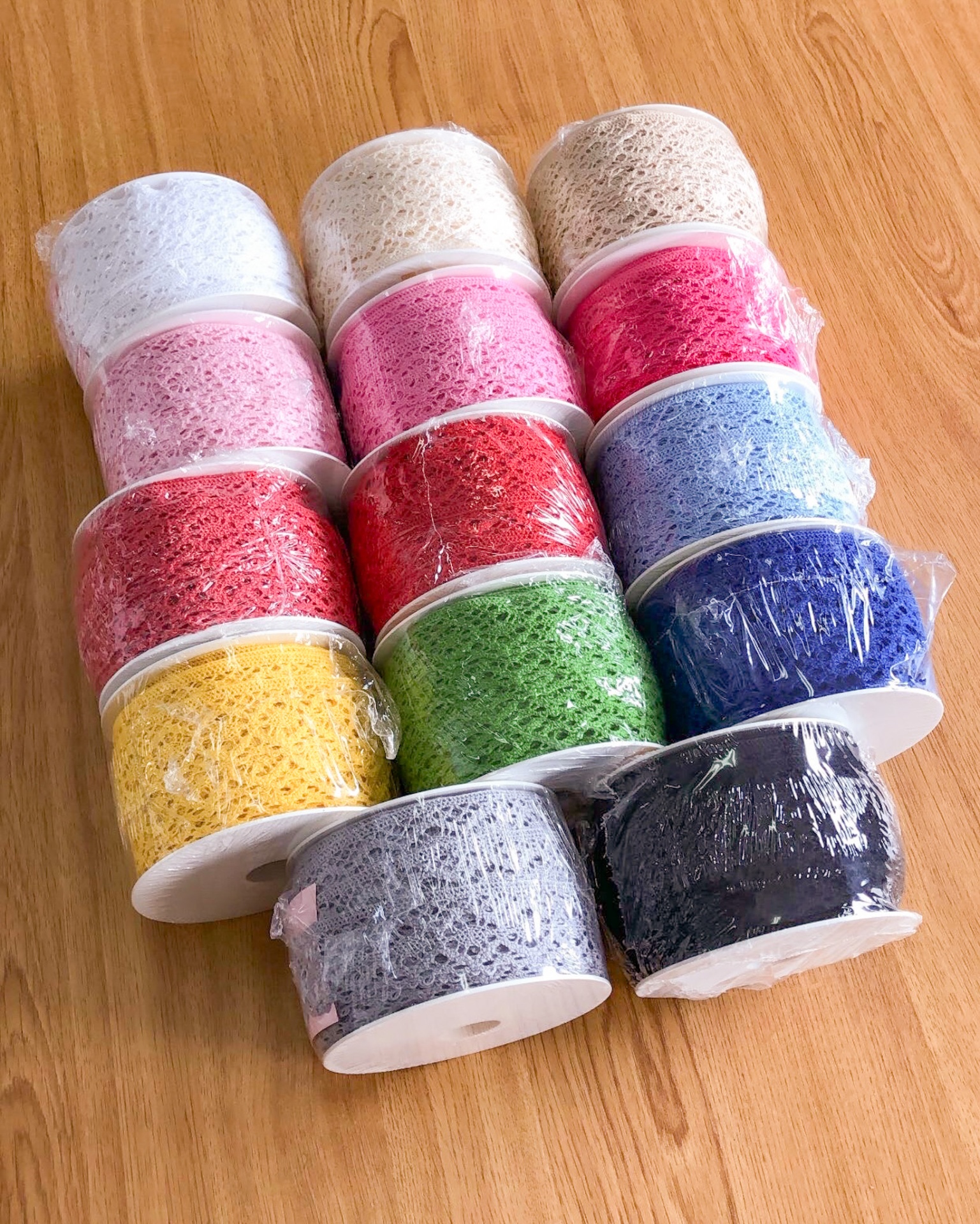 Rolos de fita rendada multicolor sobre madeira