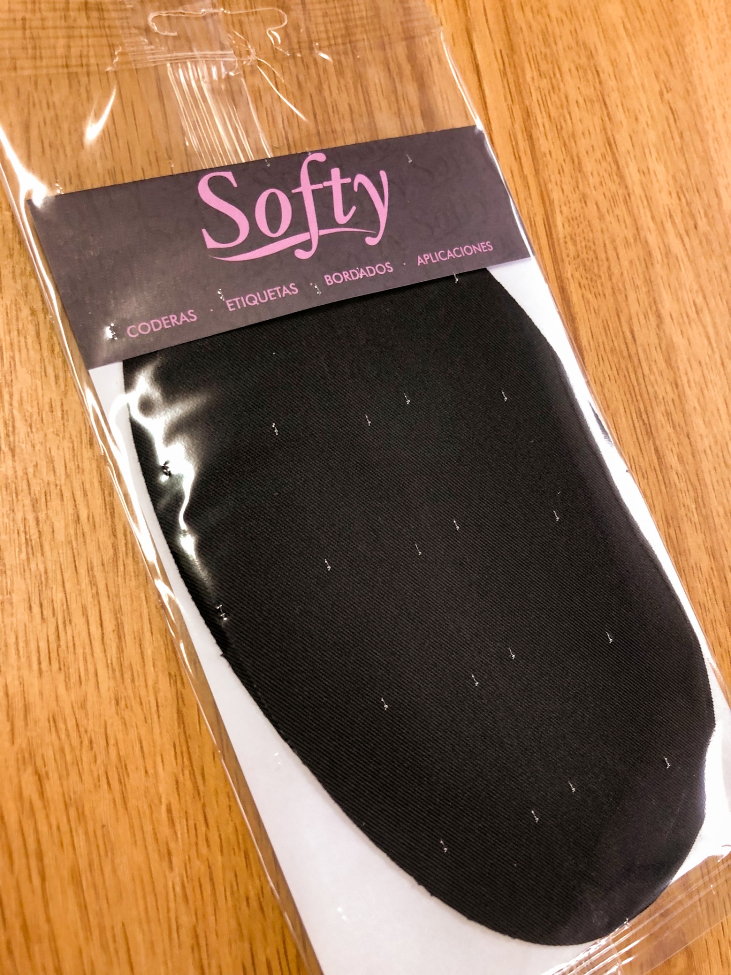 Pacote de aplicação têxtil preta para cotoveleiras com etiqueta Softy em embalagem de plástico