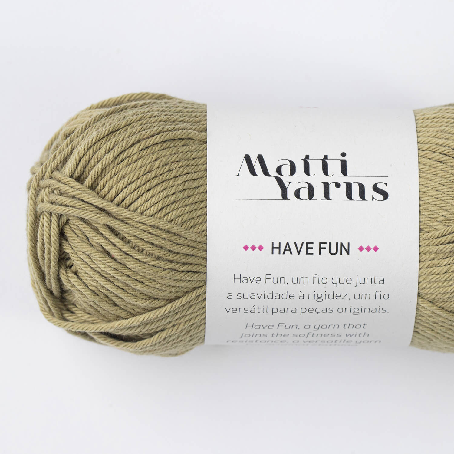 Novelo de fio de lã bege claro com etiqueta branca da marca Matti Yarns