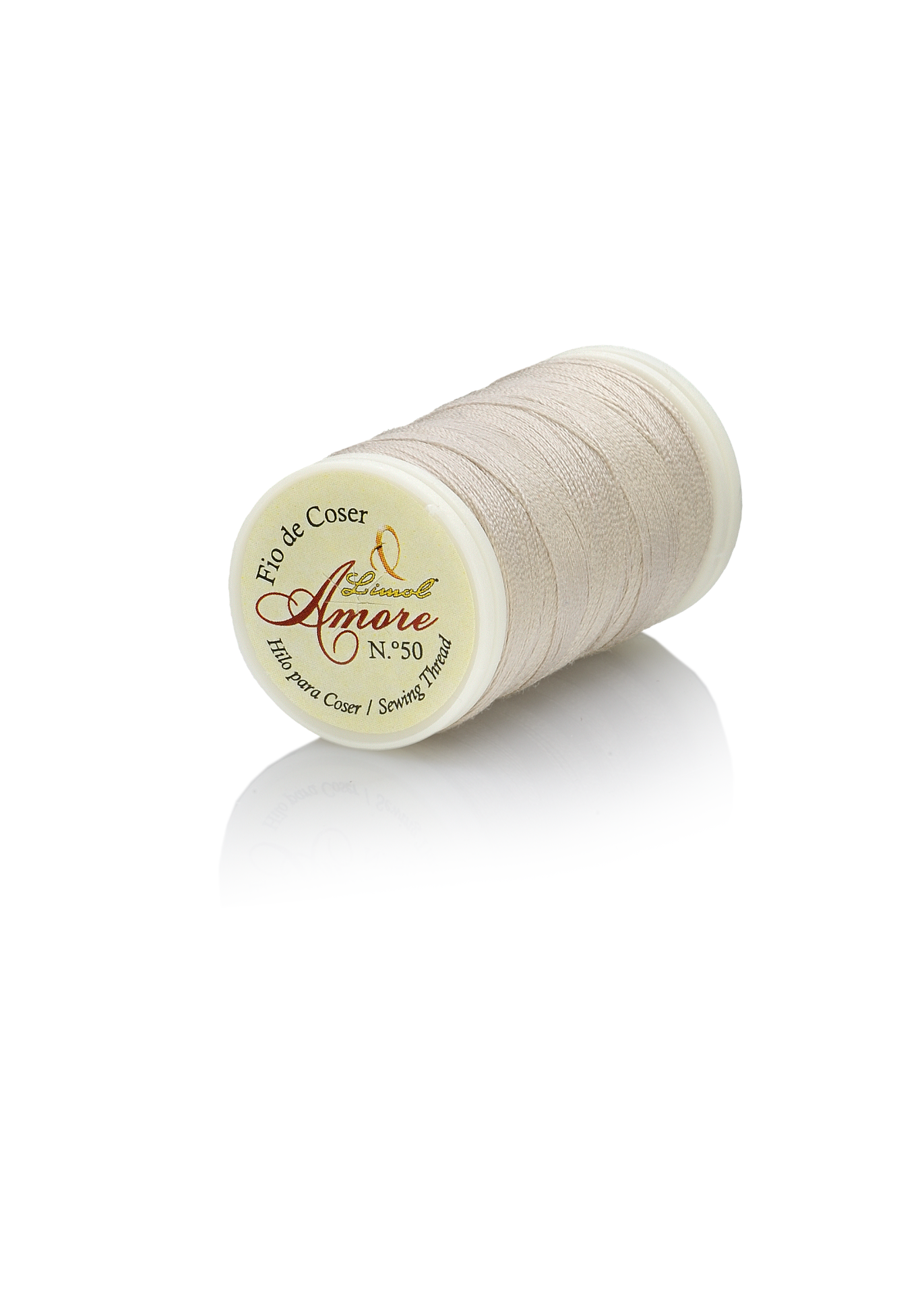 Carretel de linha de costura bege com rótulo branco