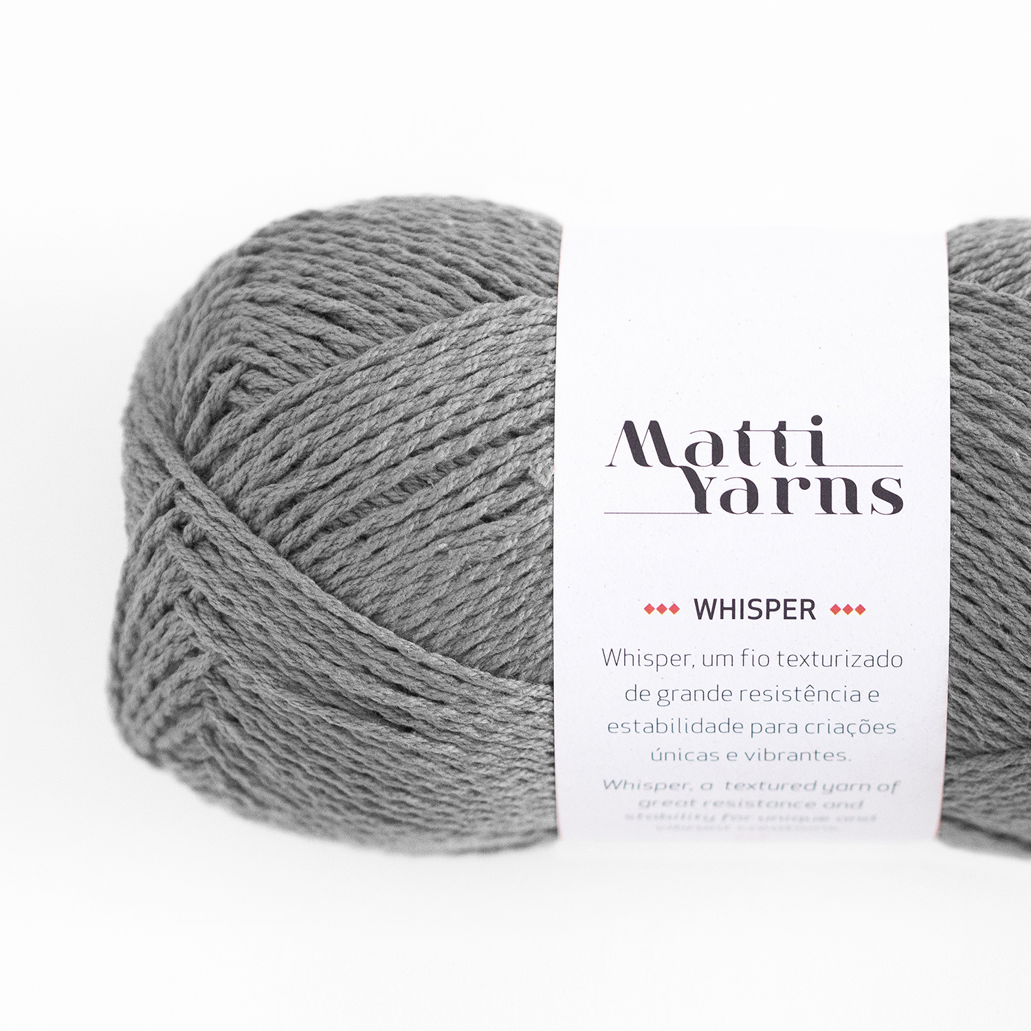 Novelo cinza de fio texturizado da marca Matti Yarns com etiqueta branca