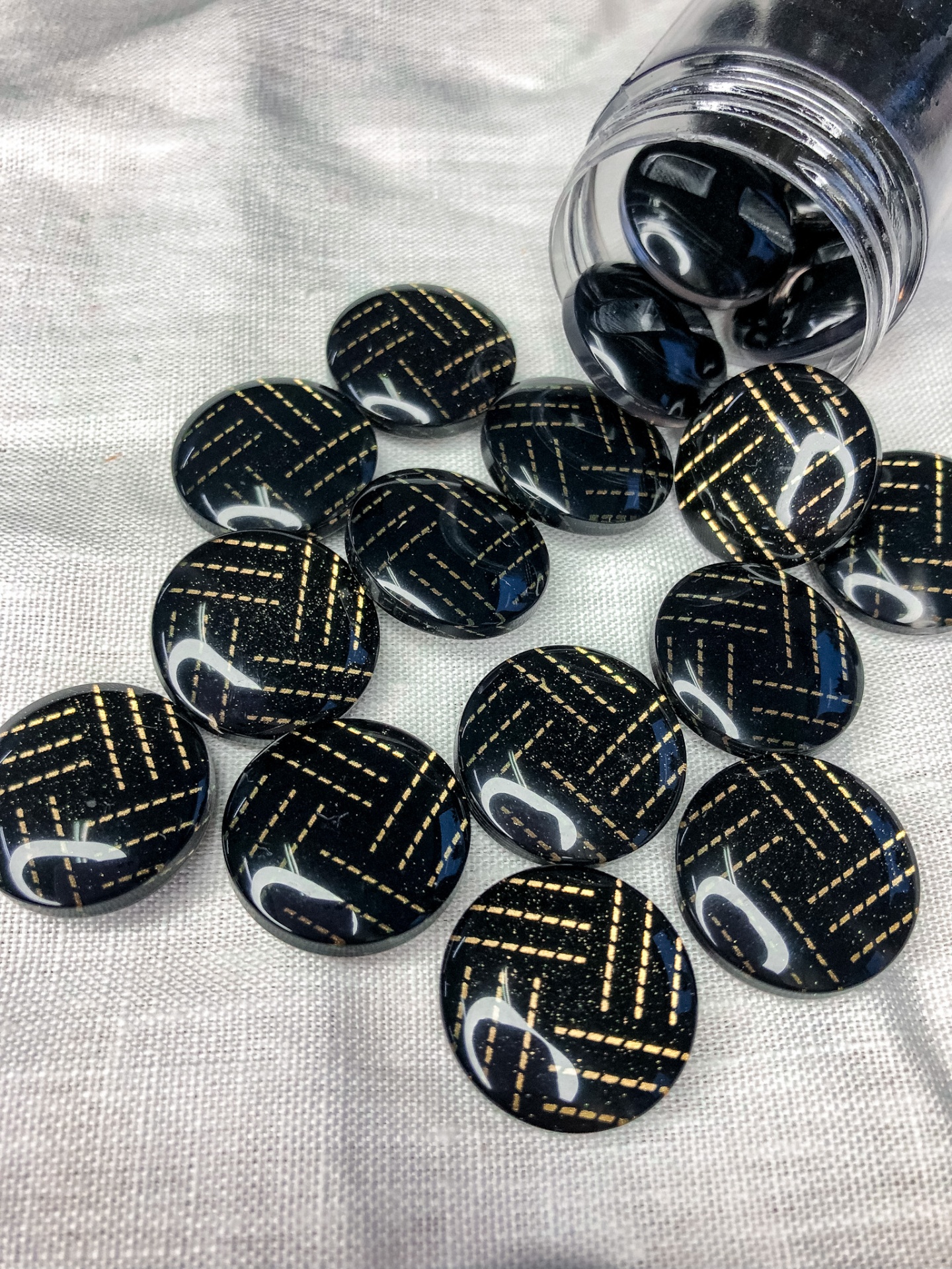 Botões redondos pretos com padrão dourado