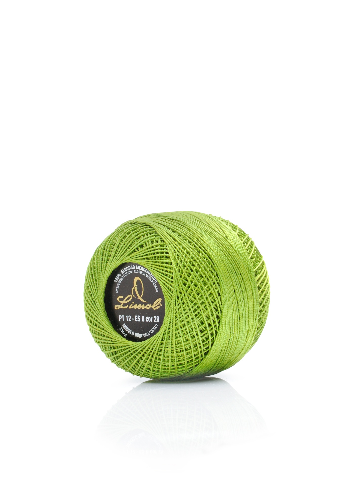 Novelo de linha verde clara com etiqueta preta