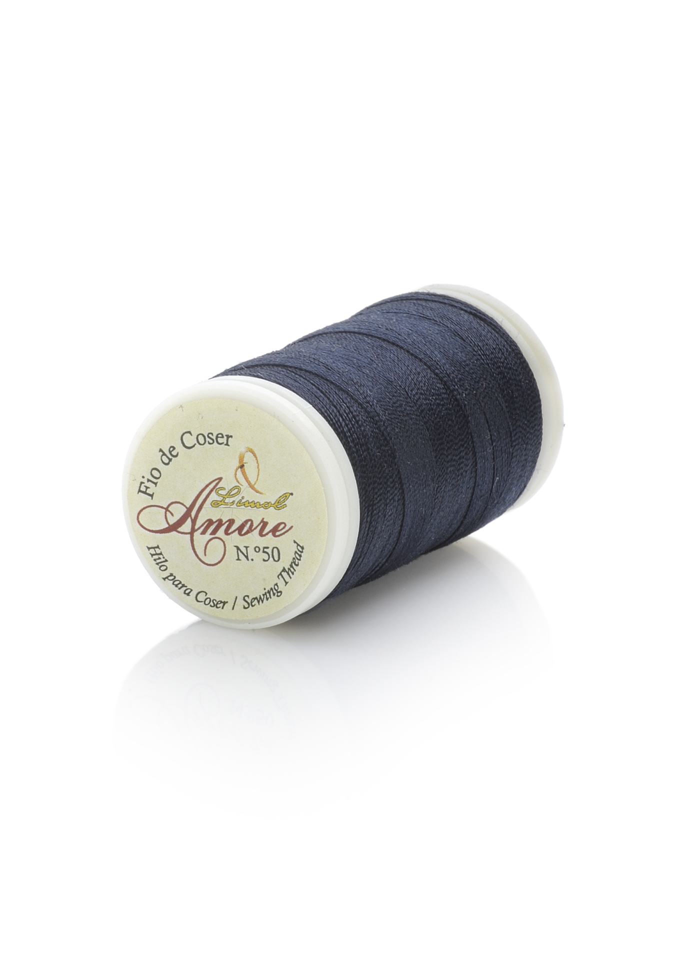 Carretel de linha azul escura com etiqueta branca e texto visível