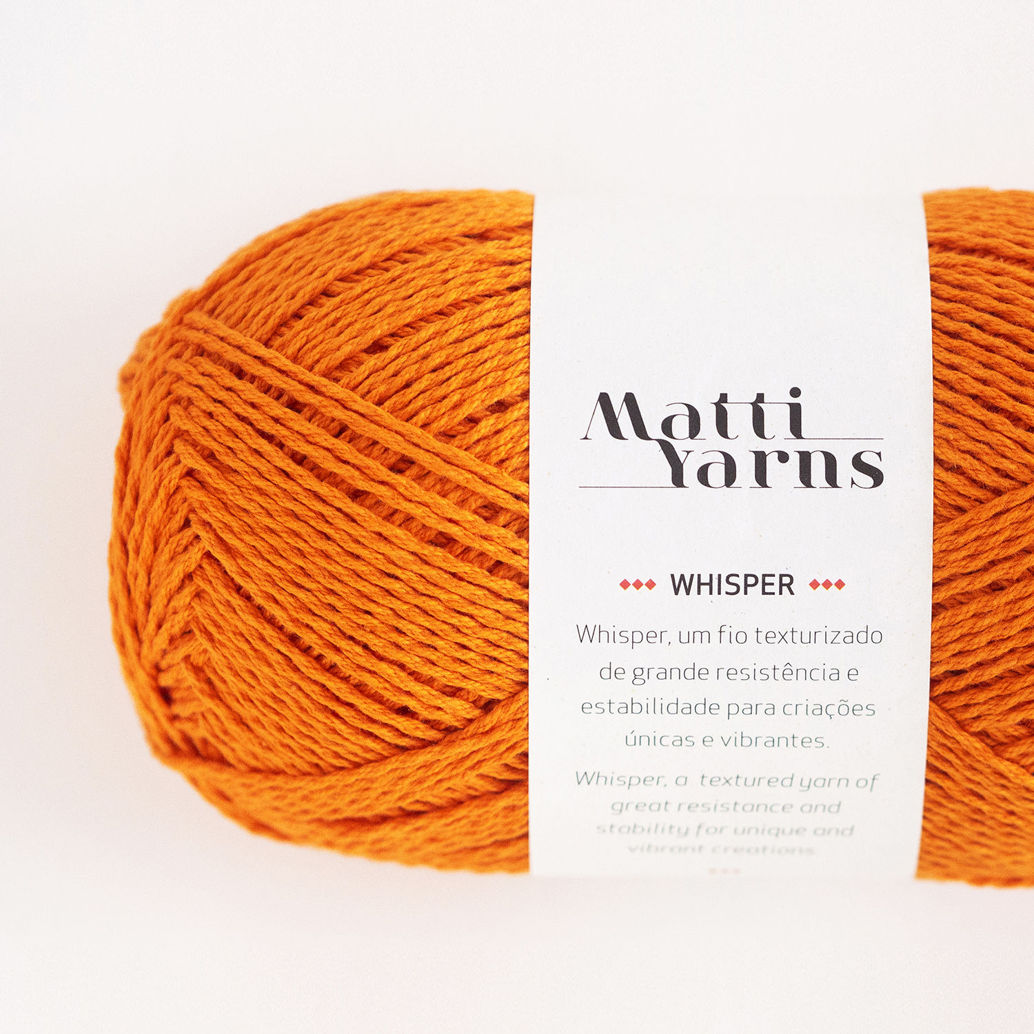 Novelo de fio de lã laranja com etiqueta Matti Yarns Whisper