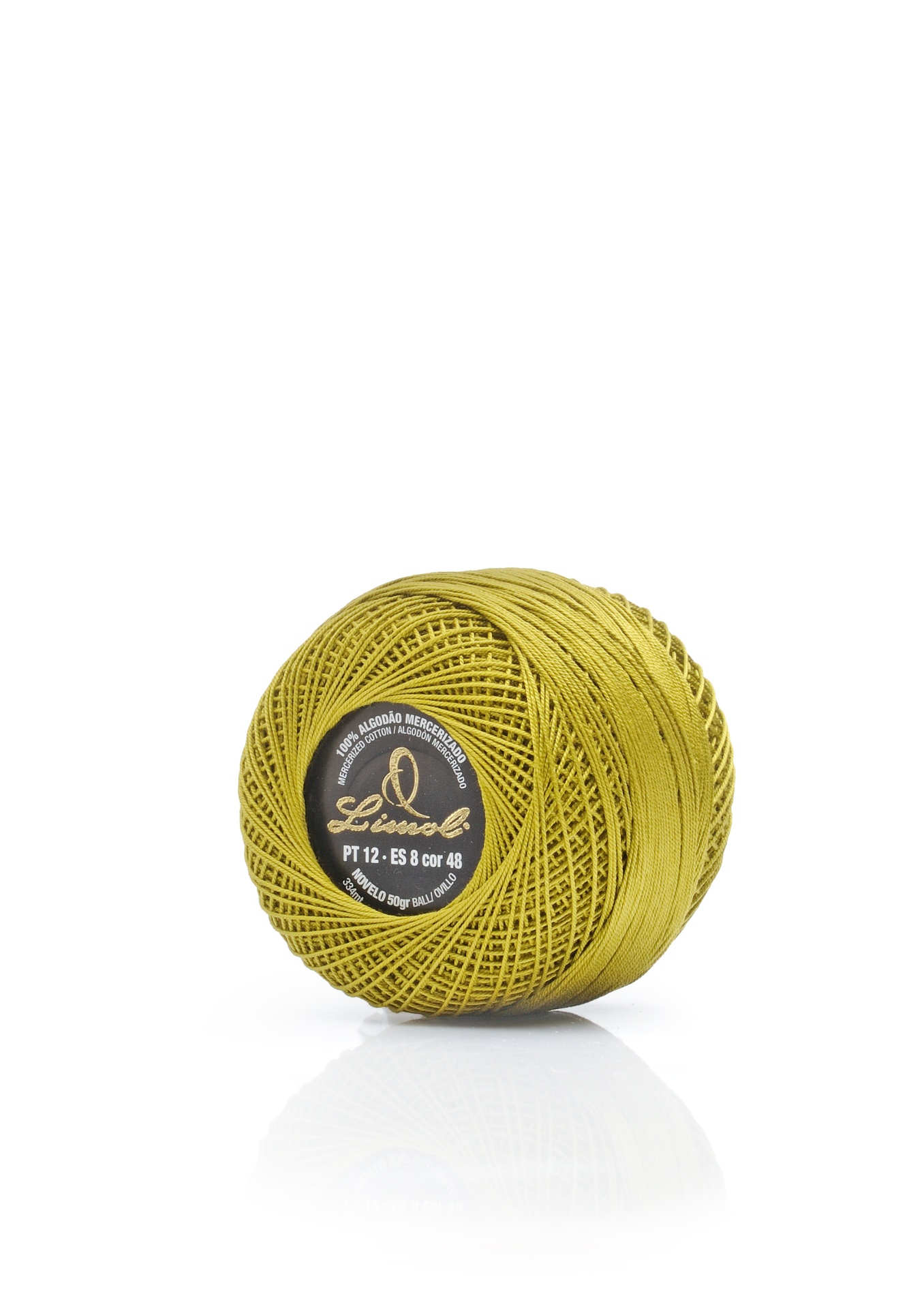 Novelo de linha verde com rótulo preto