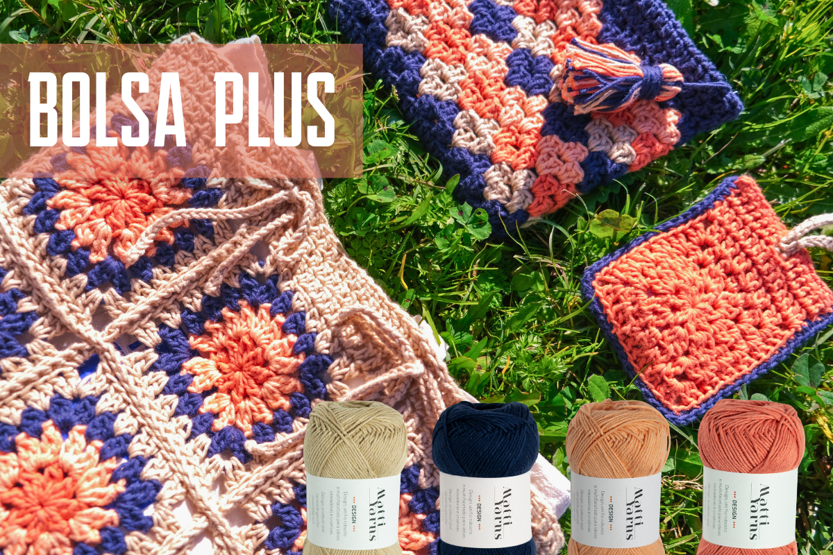 Três bolsas de crochê coloridas e novelos de lã sobre relva verde