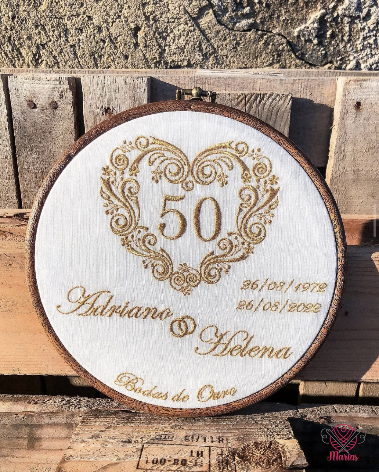 Aro de bordado redondo com bordado dourado celebrando Bodas de Ouro