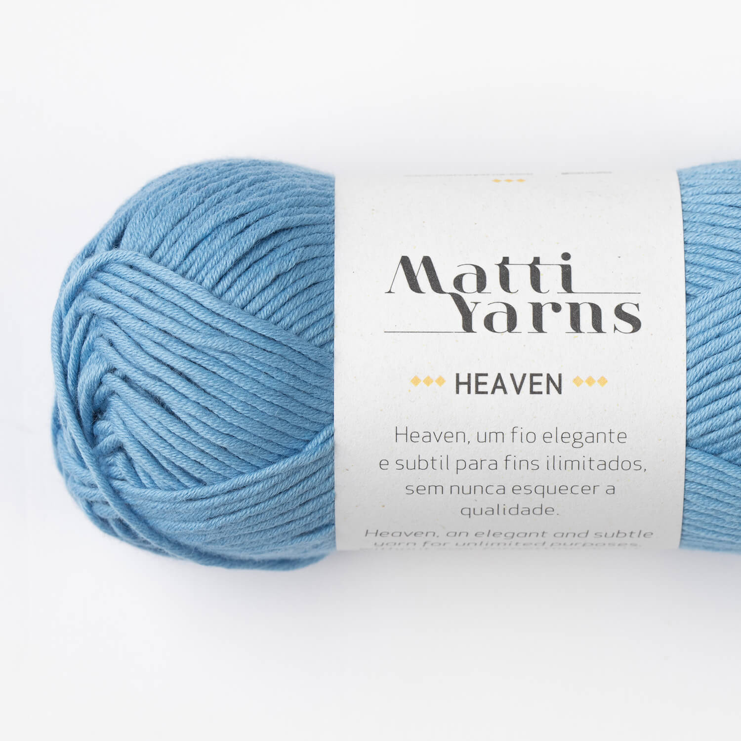 Novelo de fio azul claro com etiqueta branca da Matti Yarns