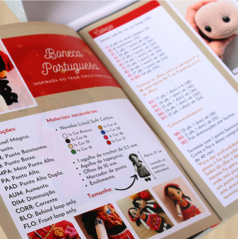 Livro aberto com instruções de croche para boneca portuguesa e imagens das bonecas