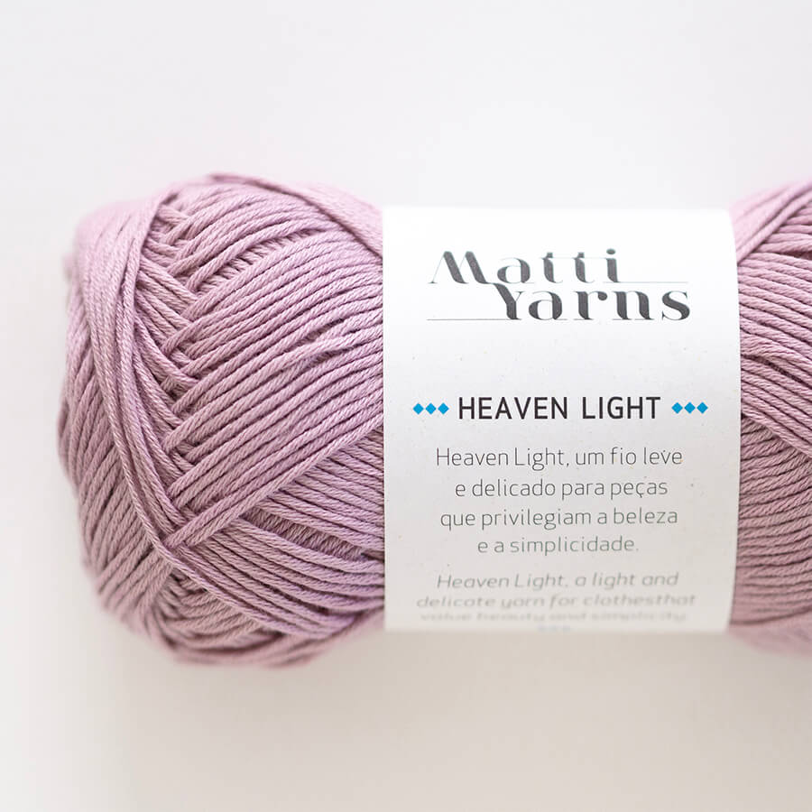 Novelo de fio de lã rosa claro com etiqueta branca da marca Matti Yarns