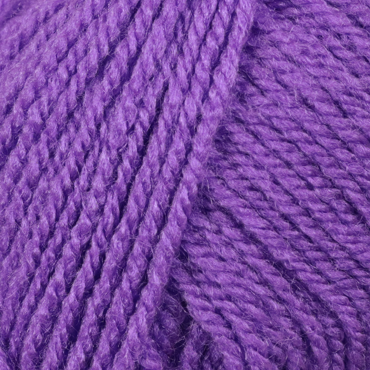 Close-up de fio de lã roxo com textura torcida
