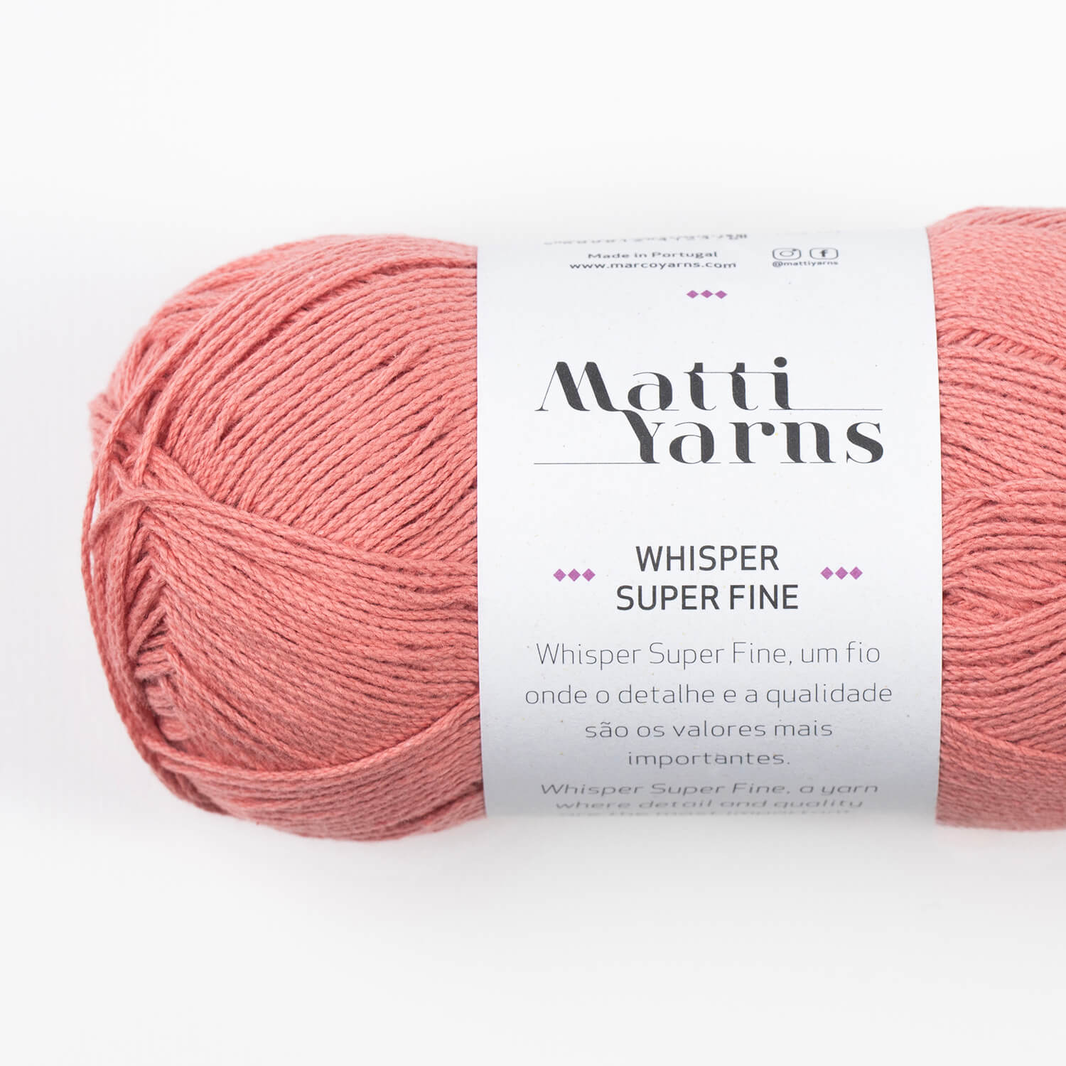 Novelo de fio cor de rosa com rótulo branco Matti Yarns Whisper Super Fine