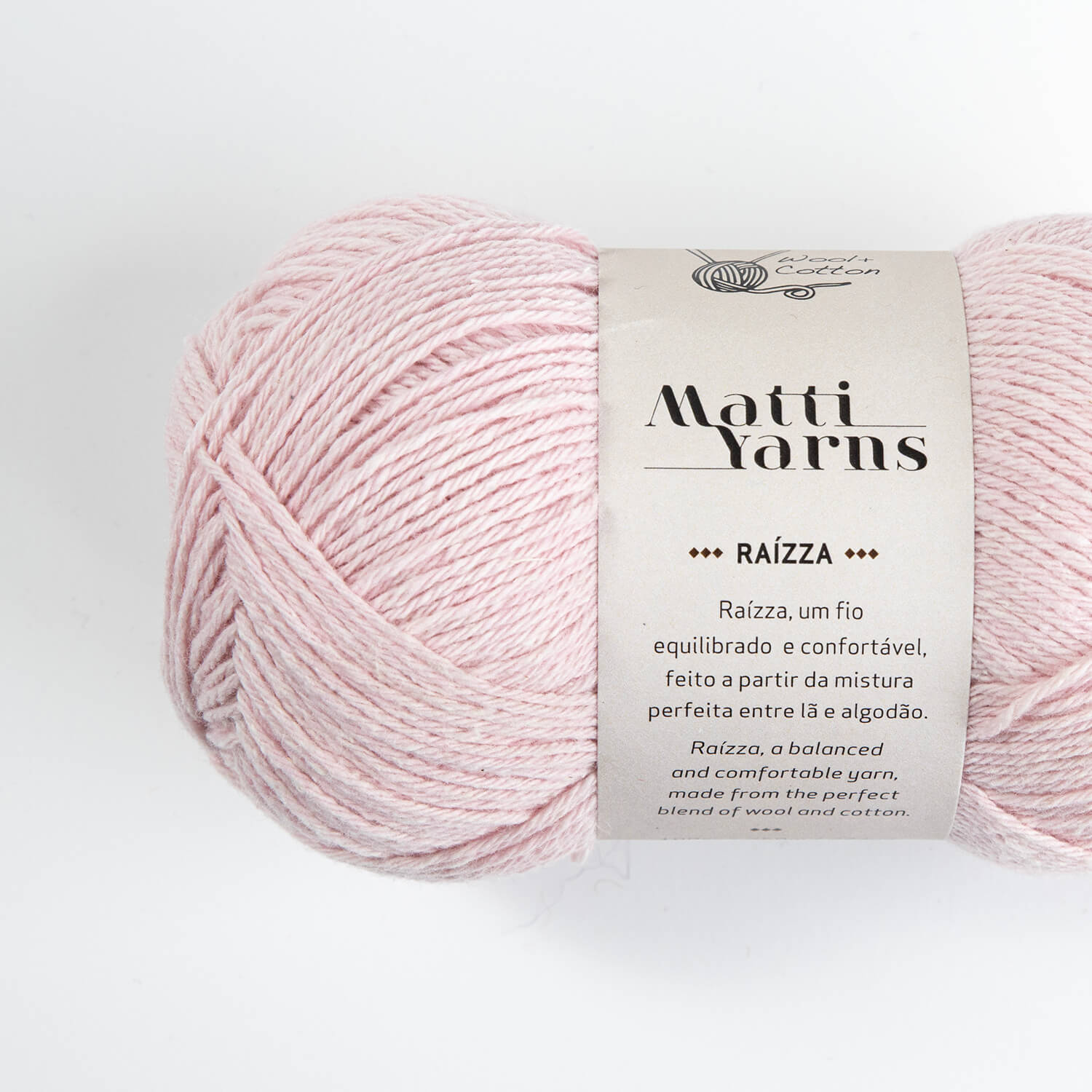 Novelo de fio cor salmão da marca Matti Yarns com rótulo