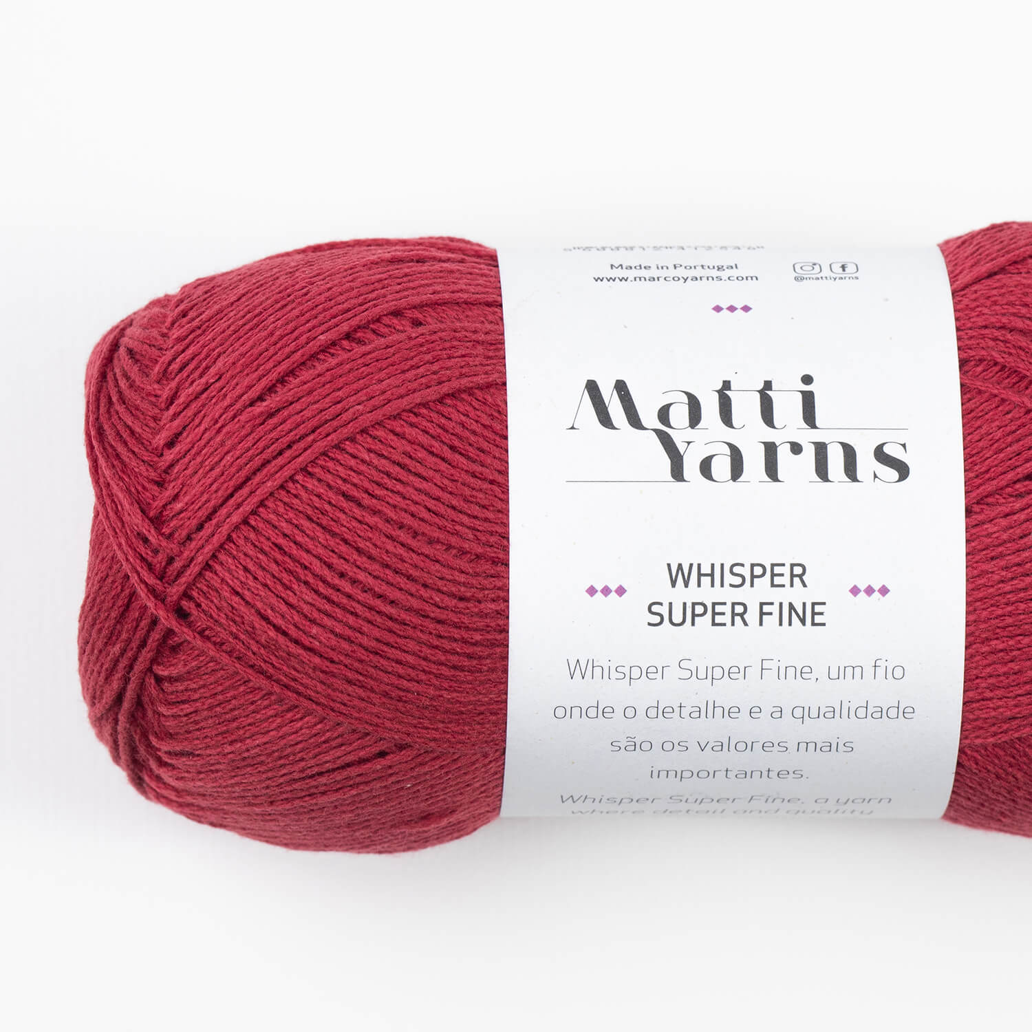 Novelo de fio de tricô vermelho da marca Matti Yarns com etiqueta branca