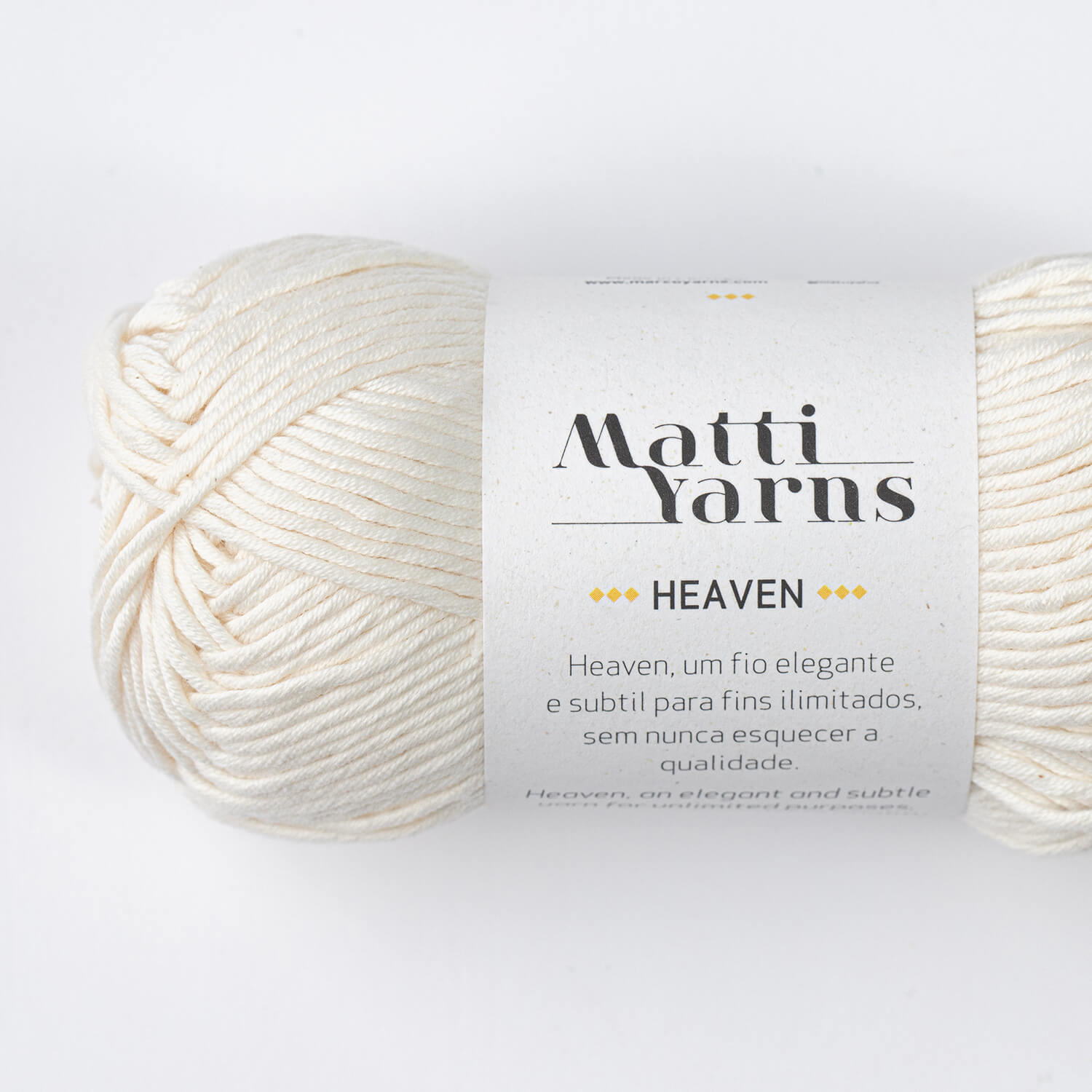 Novelo de fio de lã branco com rótulo branco e texto