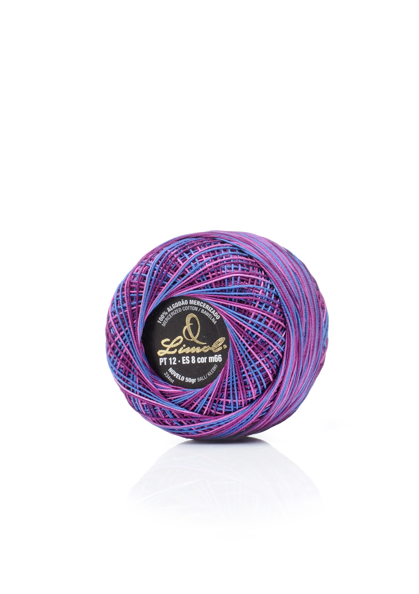 Novelo de fios coloridos roxo e azul com rótulo preto