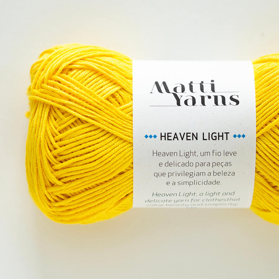 Novelo de lã amarela Matti Yarns Heaven Light com etiqueta branca