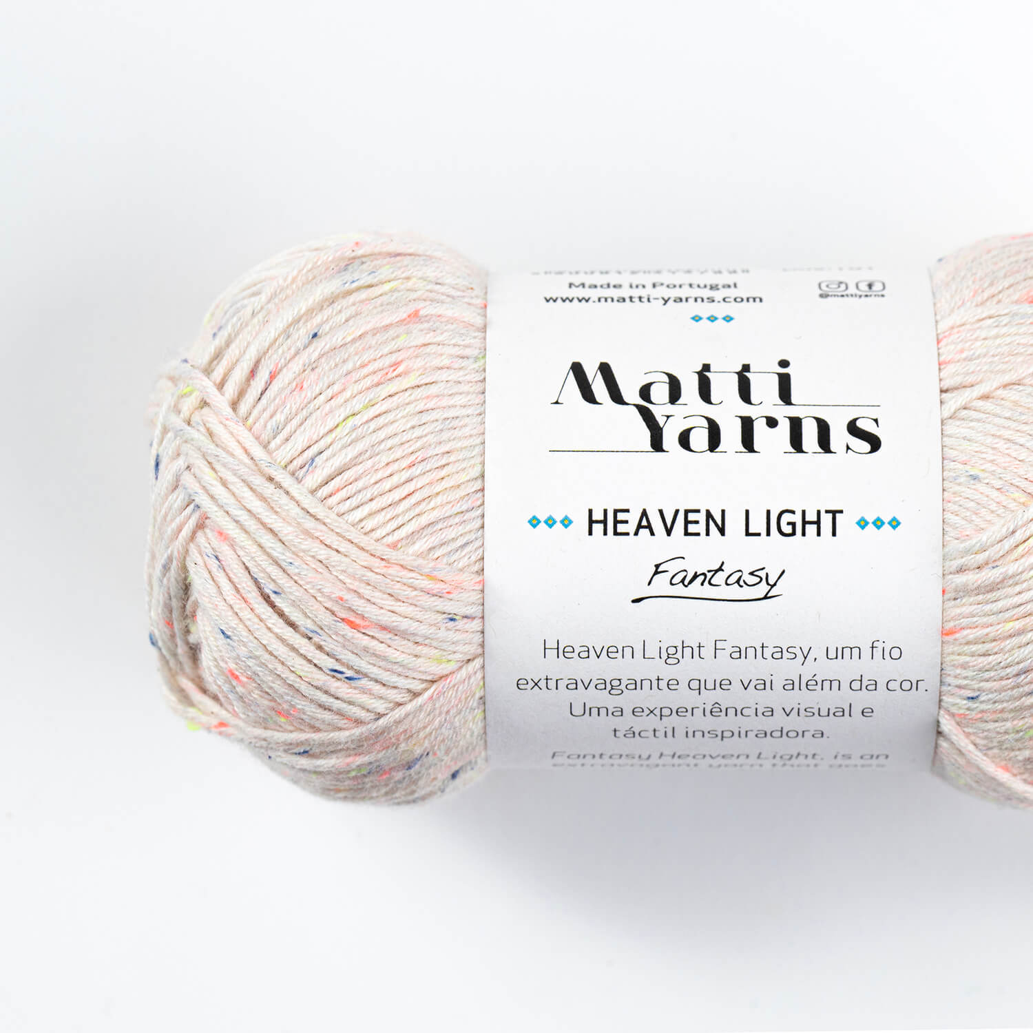 Novelo de fio de algodão grosso claro com pontos coloridos e rótulo branco com texto