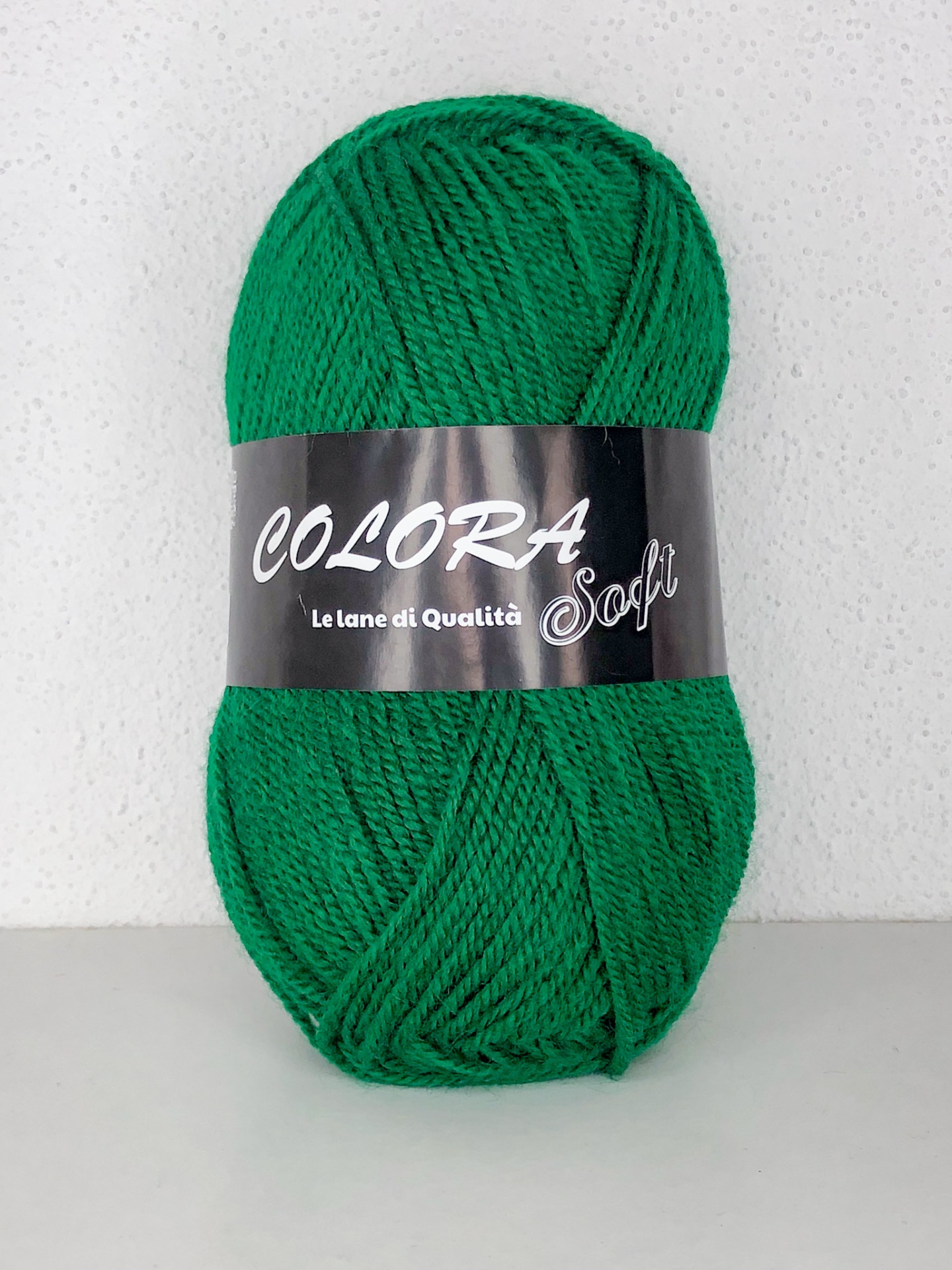 Novelo de lã verde com etiqueta preta COLORA Soft
