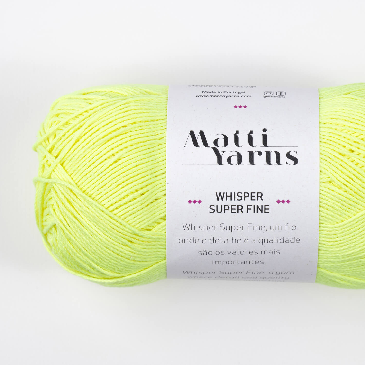 Novelo de fio amarelo-claro com rótulo branco dizendo Matti Yarns Whisper Super Fine