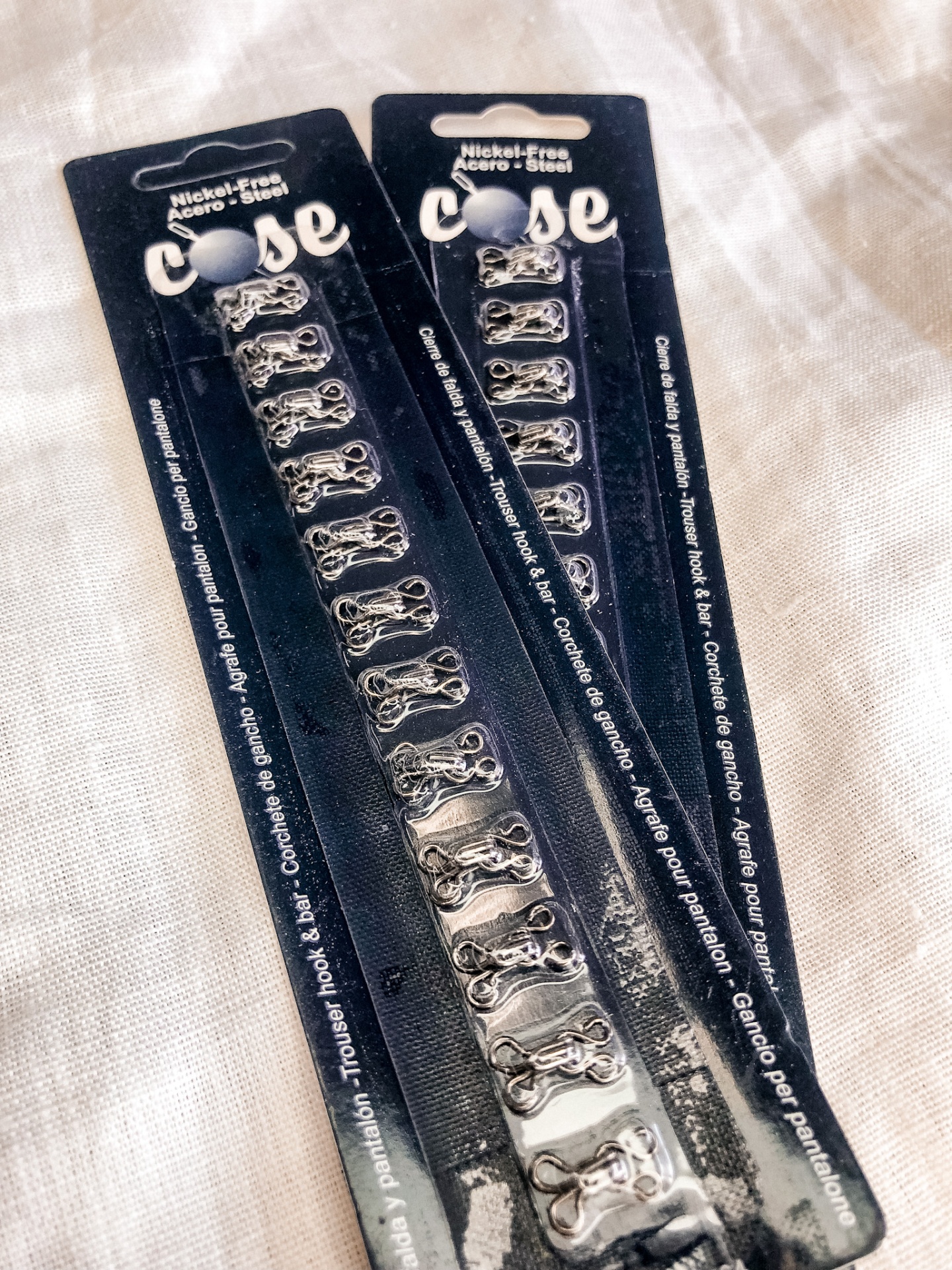 Conjuntos de ganchos metálicos para calças em cartão preto