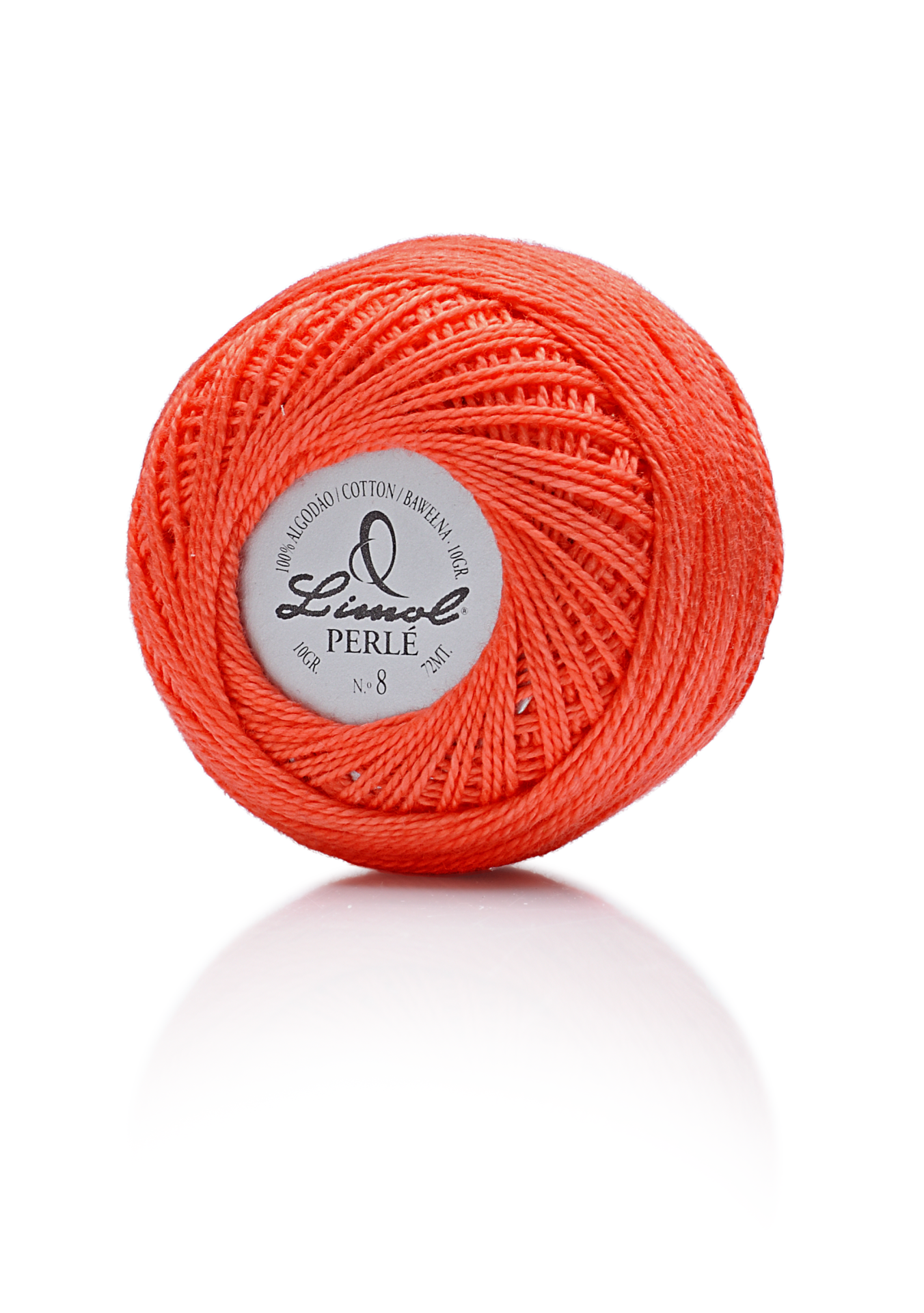 Rolo de linha laranja Limol Perlé Nº 8 em fundo branco