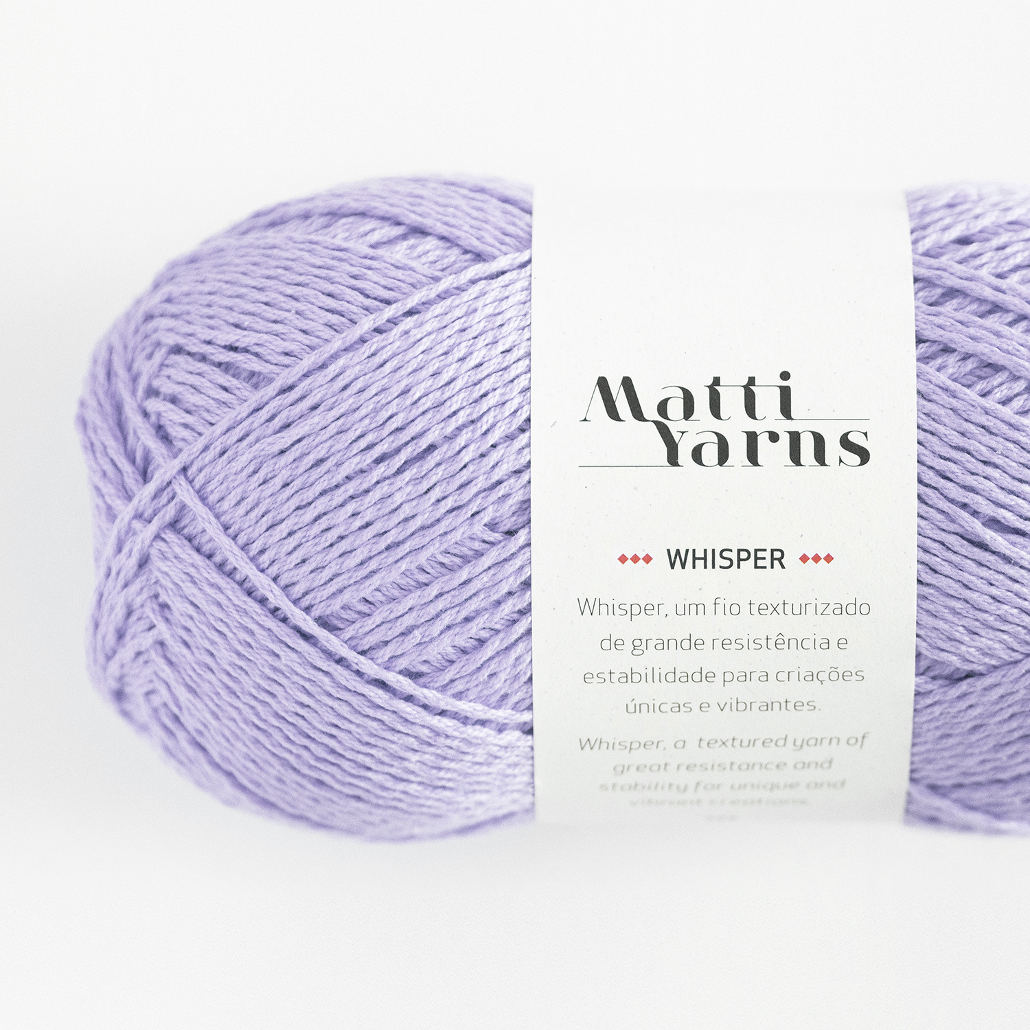 Novelo lilás de fio texturizado com rótulo branco da marca Matti Yarns Whisper