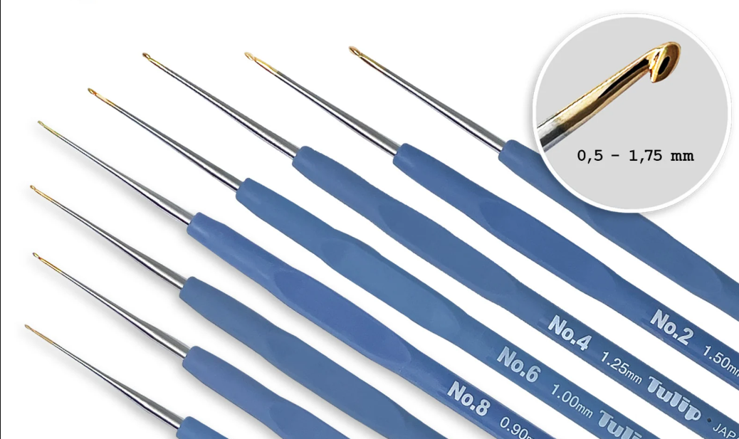 Conjunto de agulhas de crochet com cabo azul e tamanhos visíveis