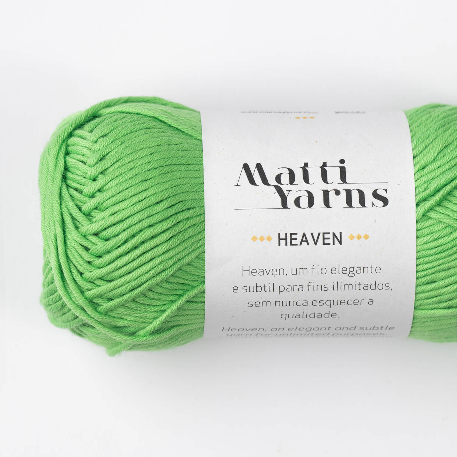 Novelo de fio verde claro da marca Matti Yarns com etiqueta branca