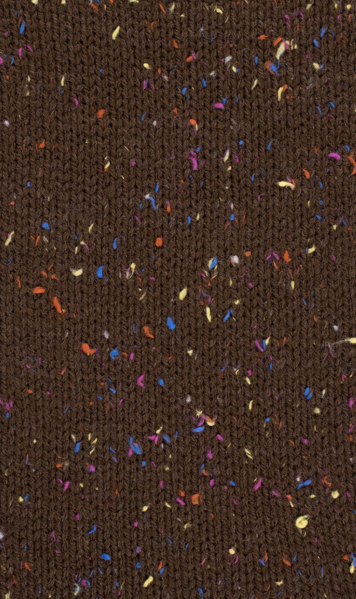 Tecido de malha castanha com pontos coloridos