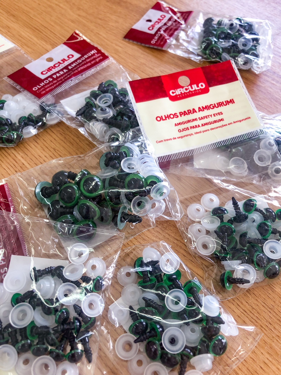 Pacotes de olhos para amigurumi em sacos transparentes sobre madeira