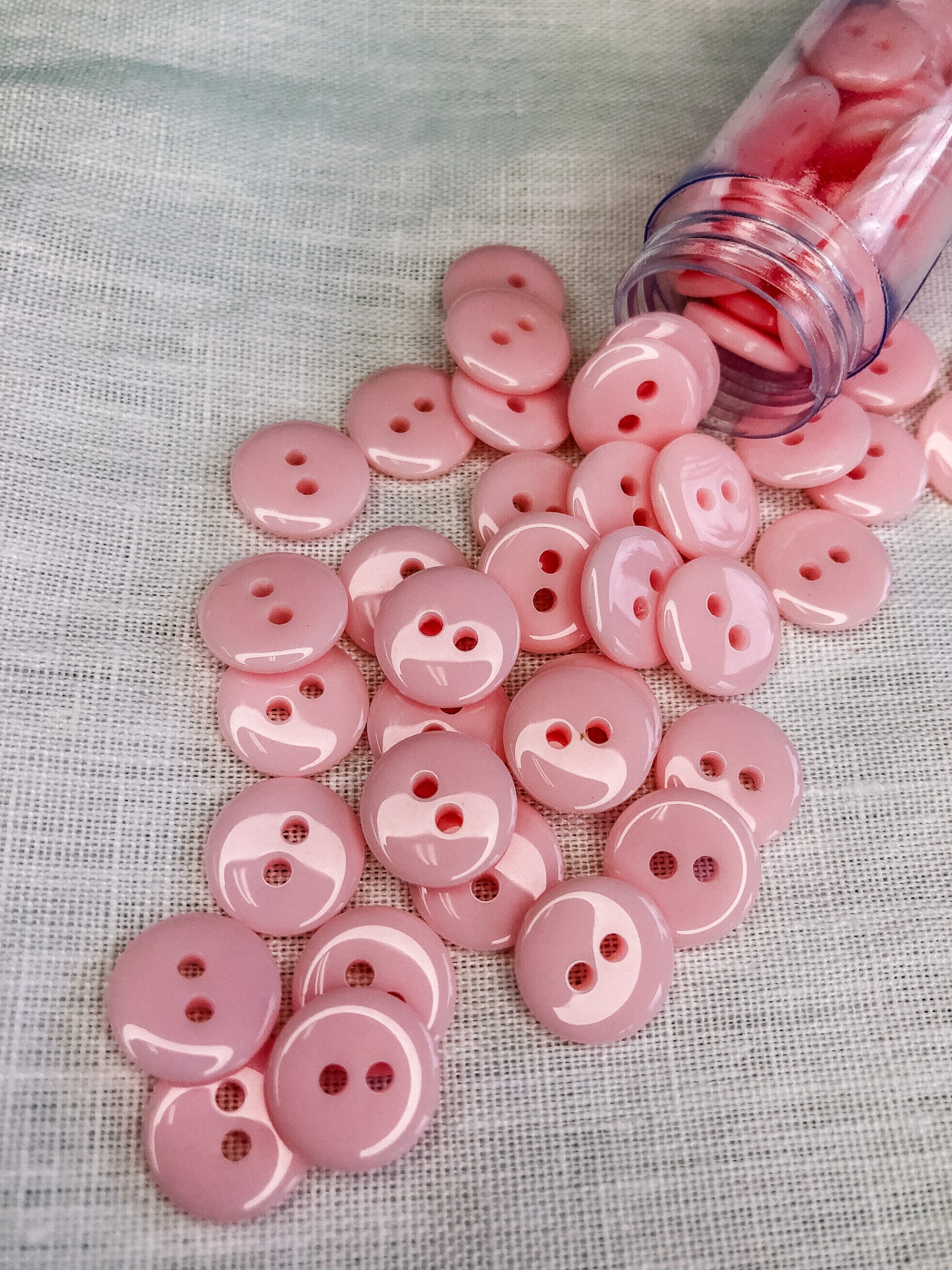 Botões rosa redondos de plástico brilhante com dois furos