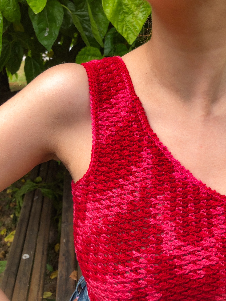 Top vermelho de malha ou crochet com padrão texturizado e alças largas.