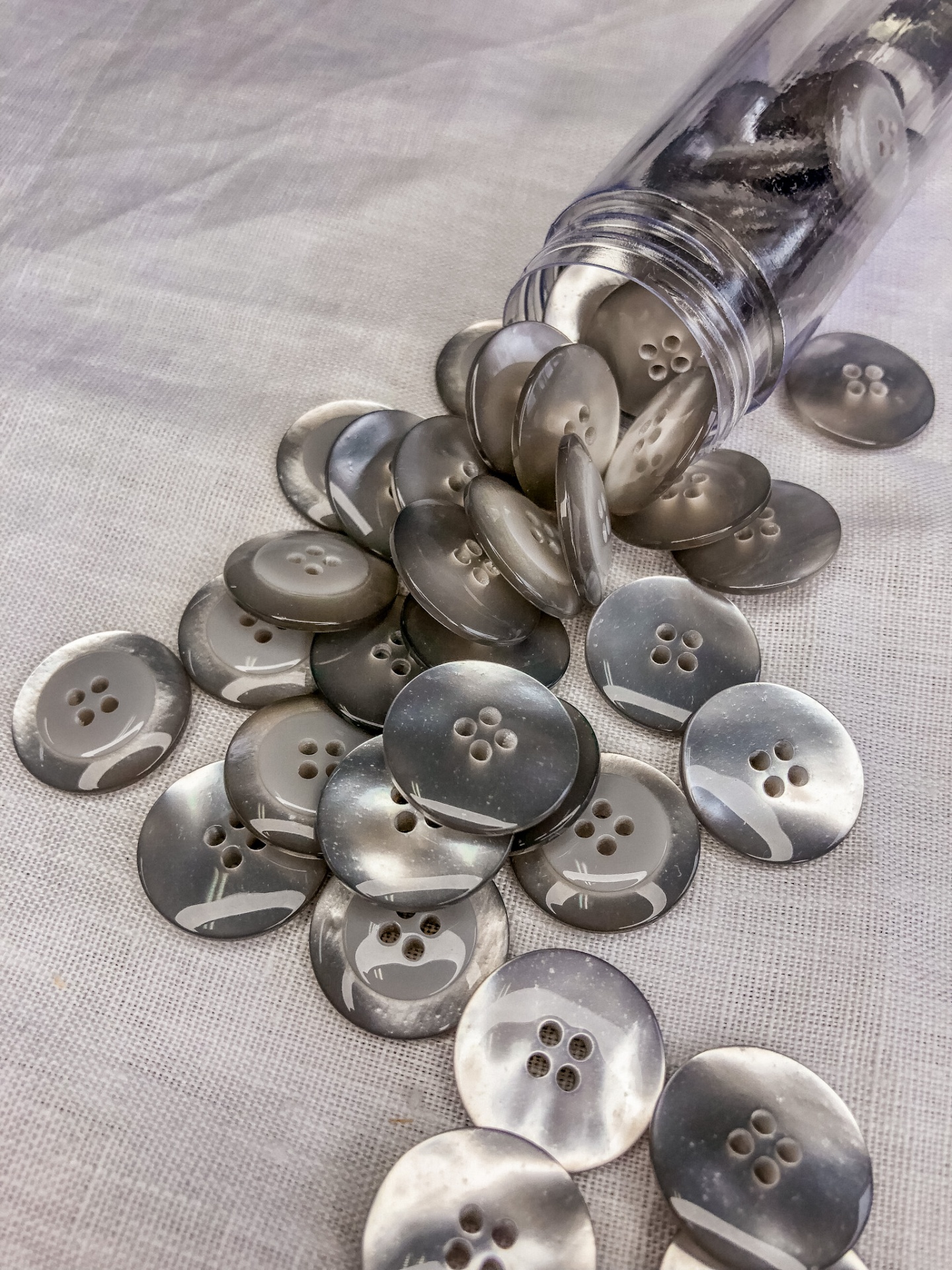 Botões cinza e branco com padrão marmoreado em tecido claro