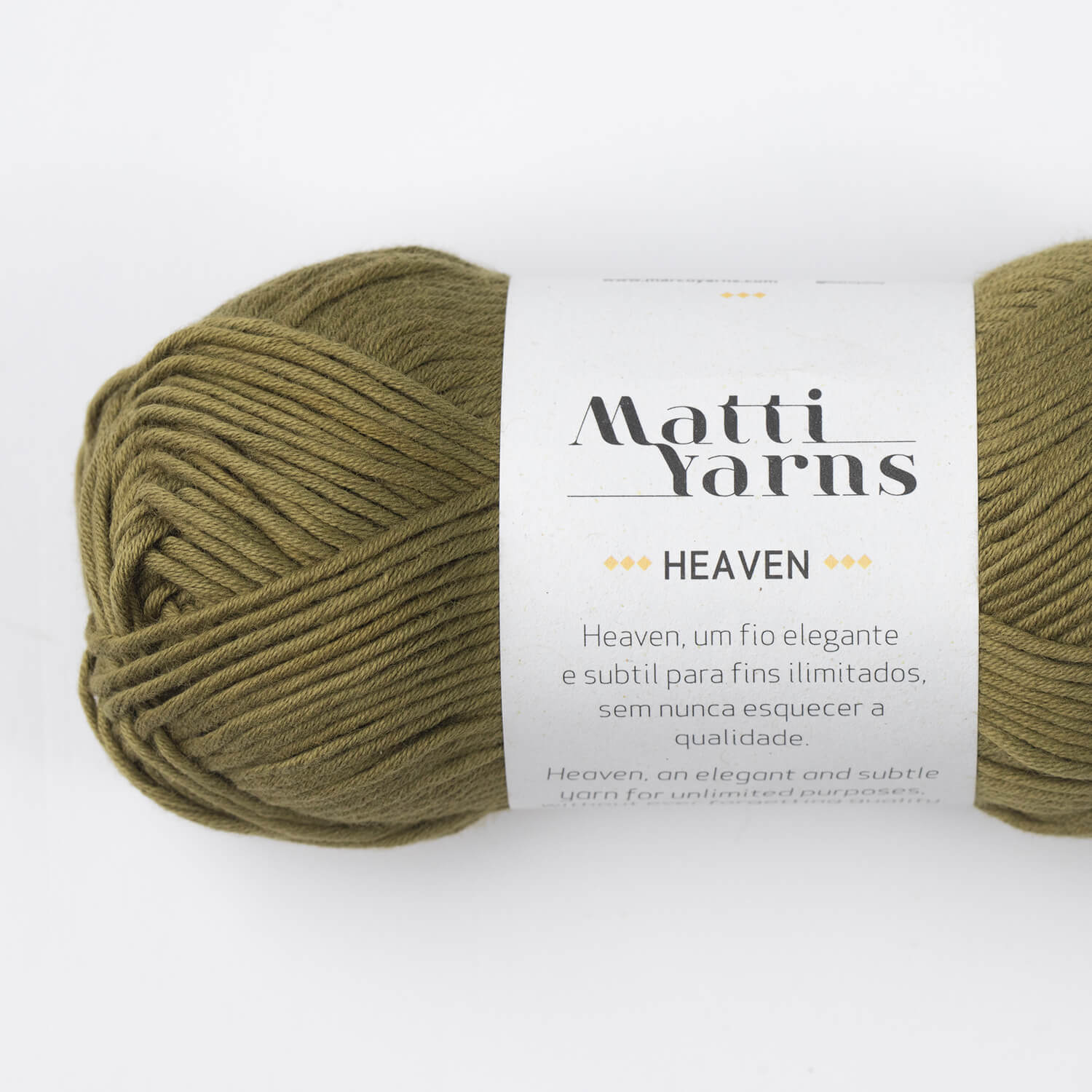 Novelo de fio verde-oliva com rótulo branco da marca Matti Yarns Heaven