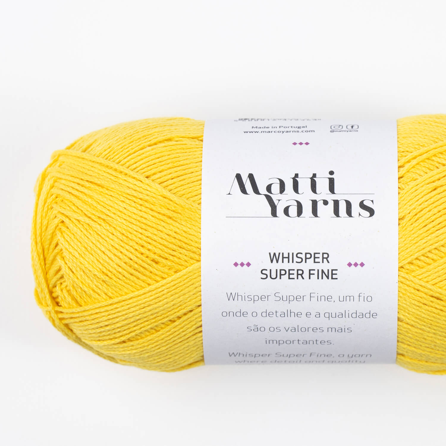 Novelo de lã amarelo com etiqueta branca escrita Matti Yarns Whisper Super Fine.