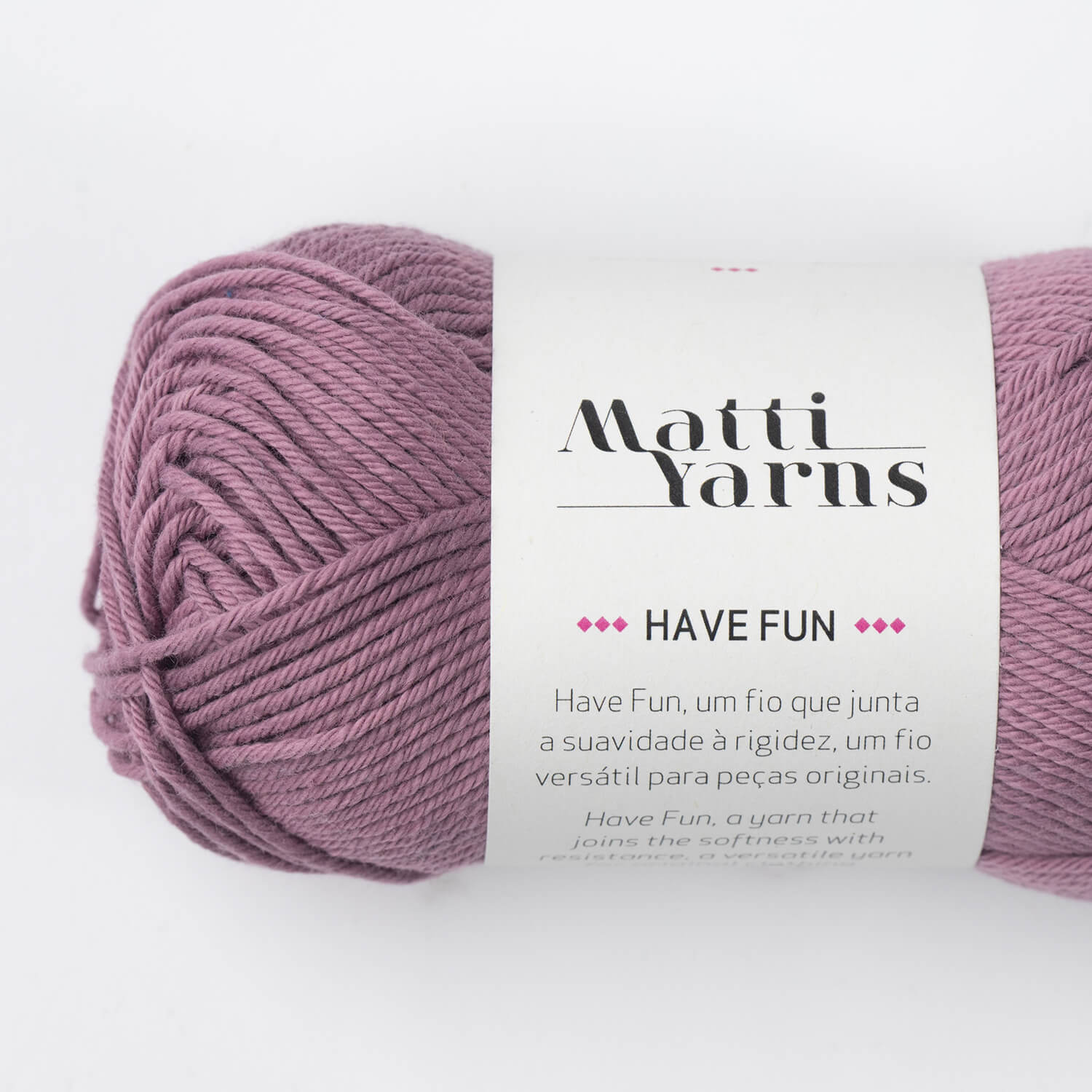 Novelo de fio de lã rosa antigo com etiqueta branca 'Matti YarnS HAVE FUN'
