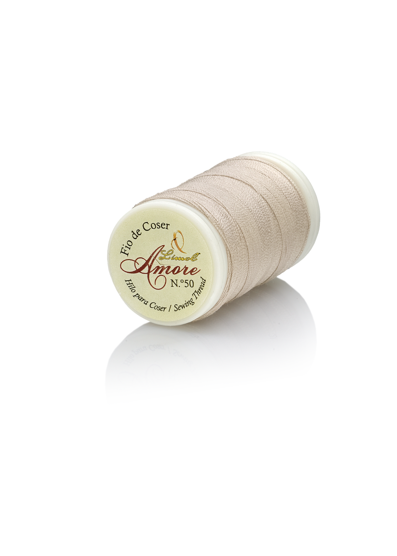 Rolo de linha de costura bege claro com etiqueta Amore número 50