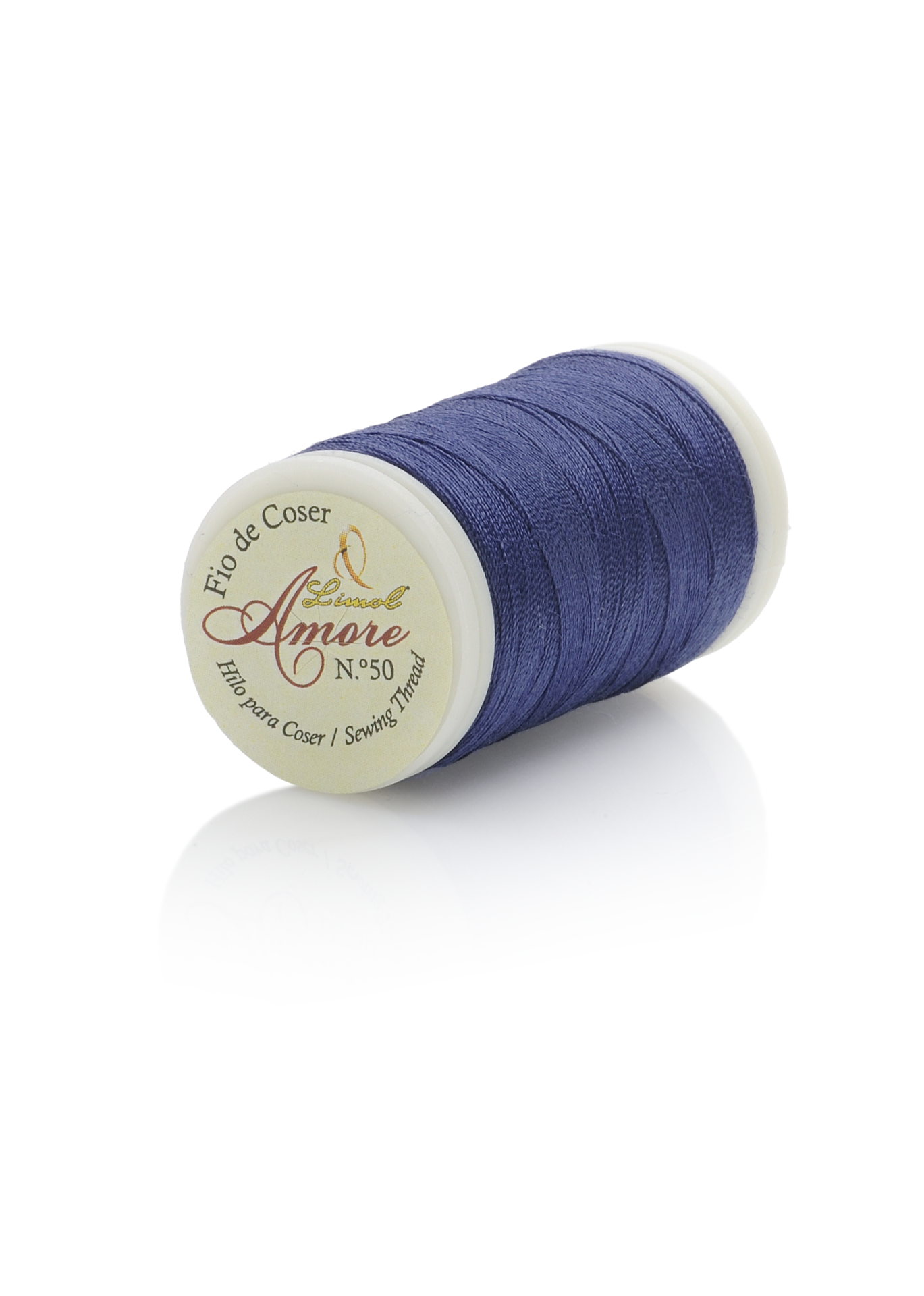 Rolo de linha de coser azul com etiqueta branca e texto