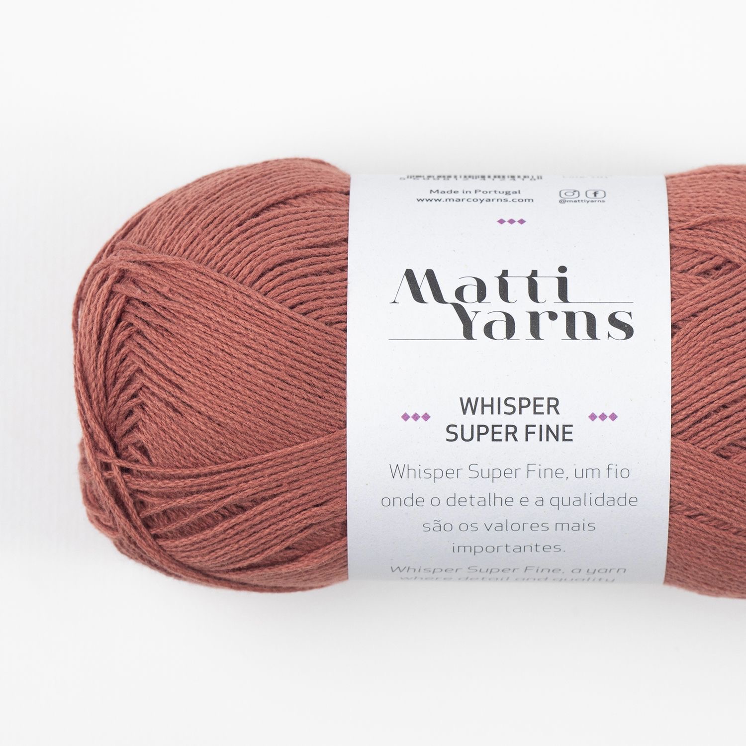 Novelo de fio de lã ferrugem Matti Yarns Whisper Super Fine com etiqueta branca