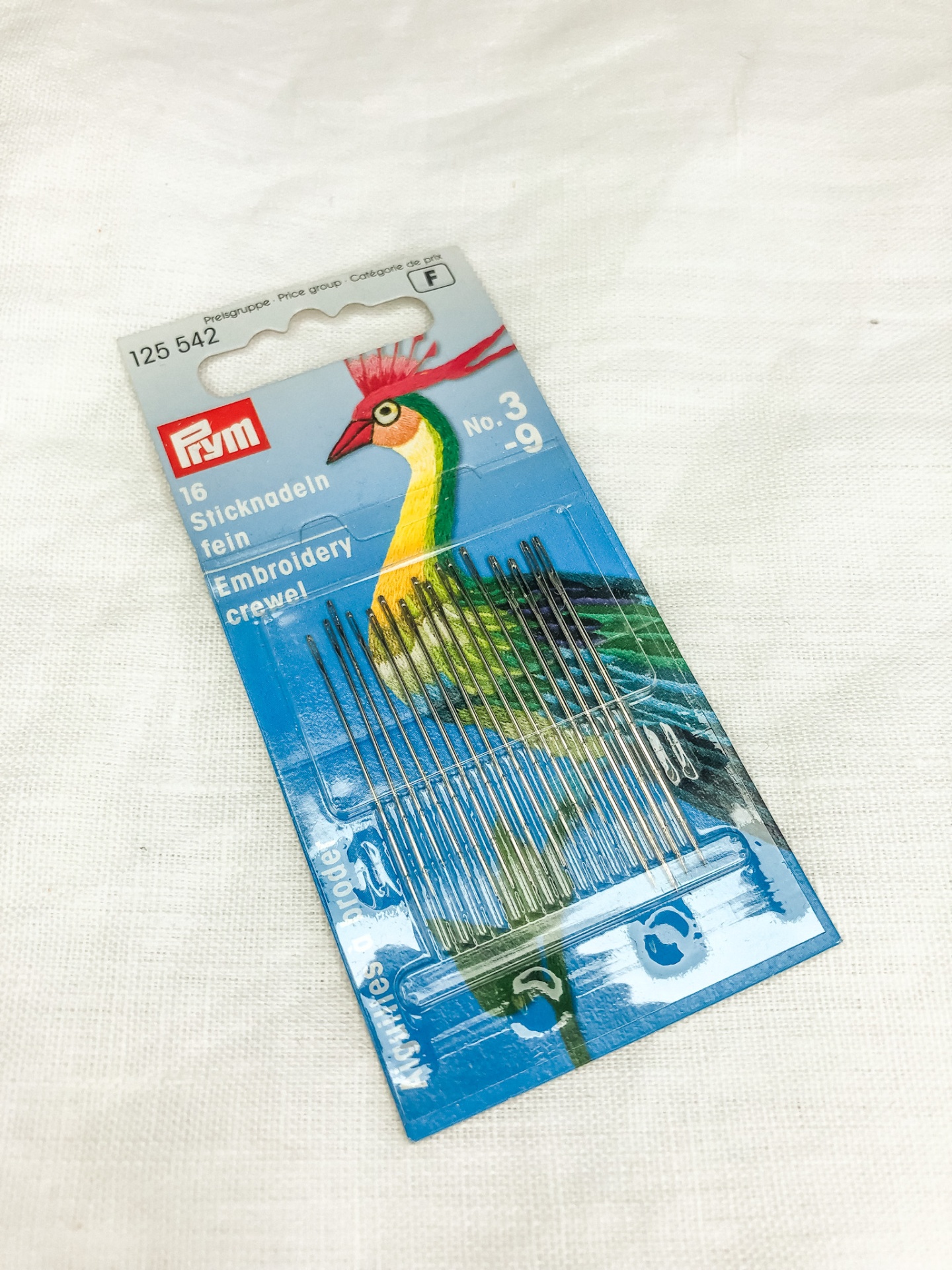 Pacote de agulhas de bordado Prym com ilustração de pássaro colorido sobre fundo azul