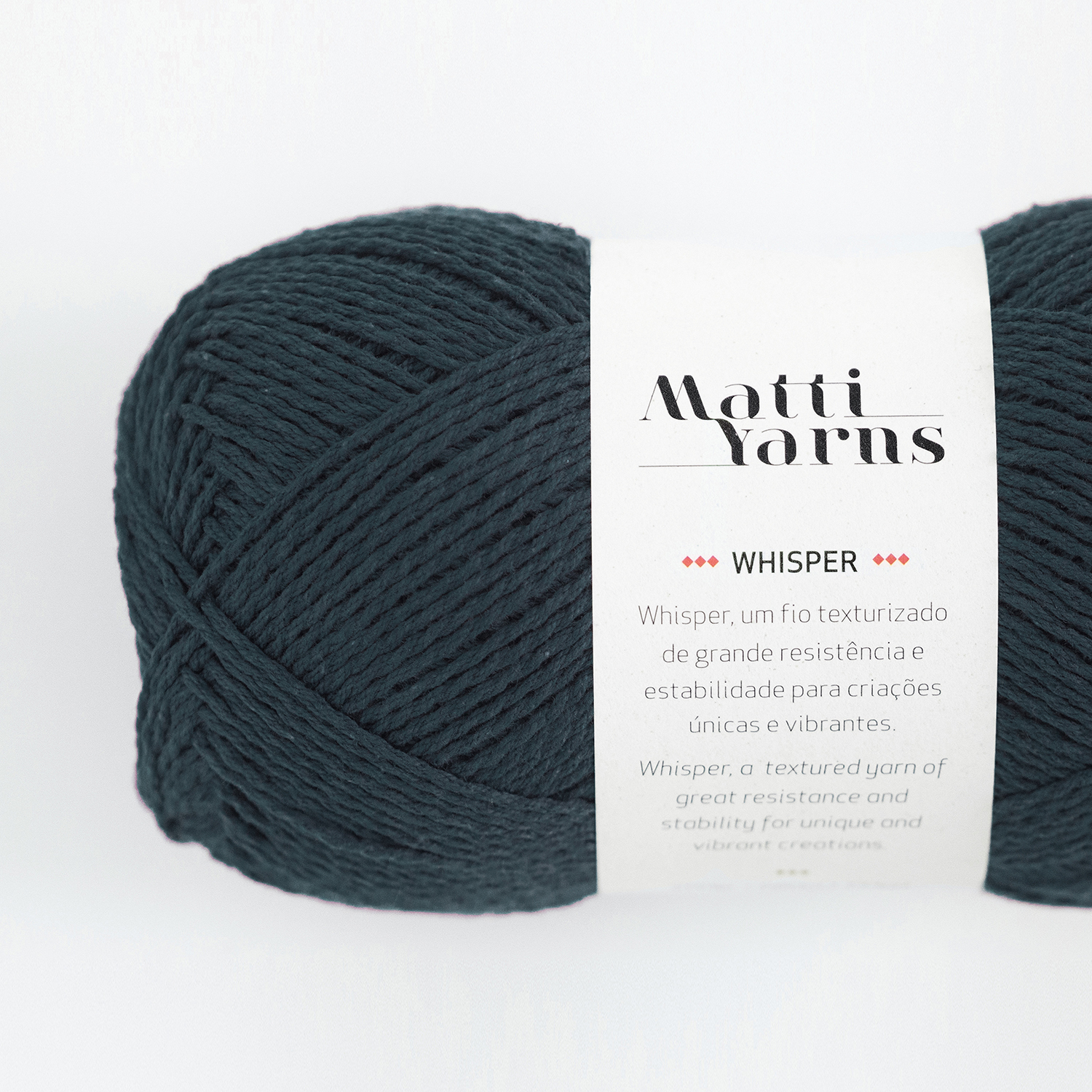Novelo de lã azul escuro Matti Yarns Whisper com etiqueta branca