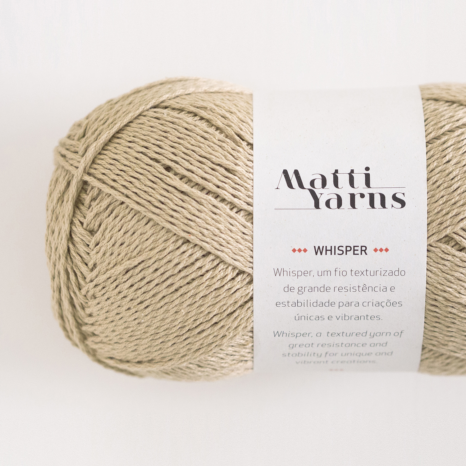 Novelo de fio texturizado bege claro com etiqueta branca da marca Matti Yarns