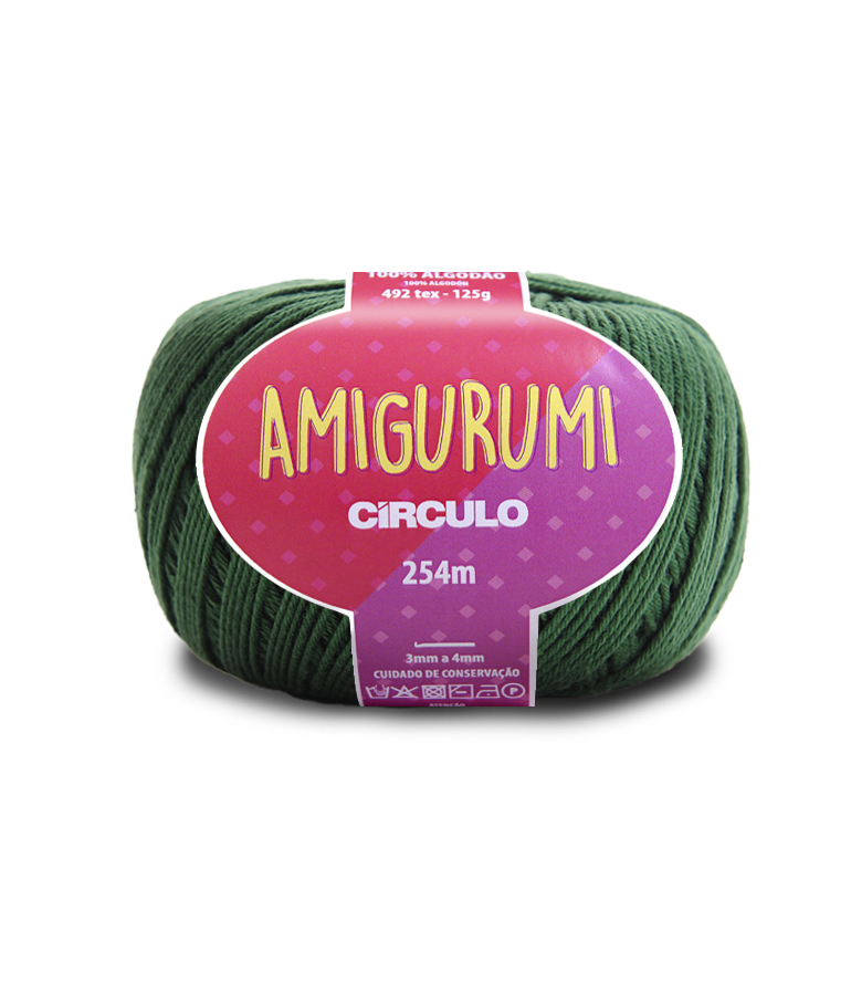 Novelo de fio verde com rótulo cor-de-rosa e roxo da marca Amigurumi Círculo